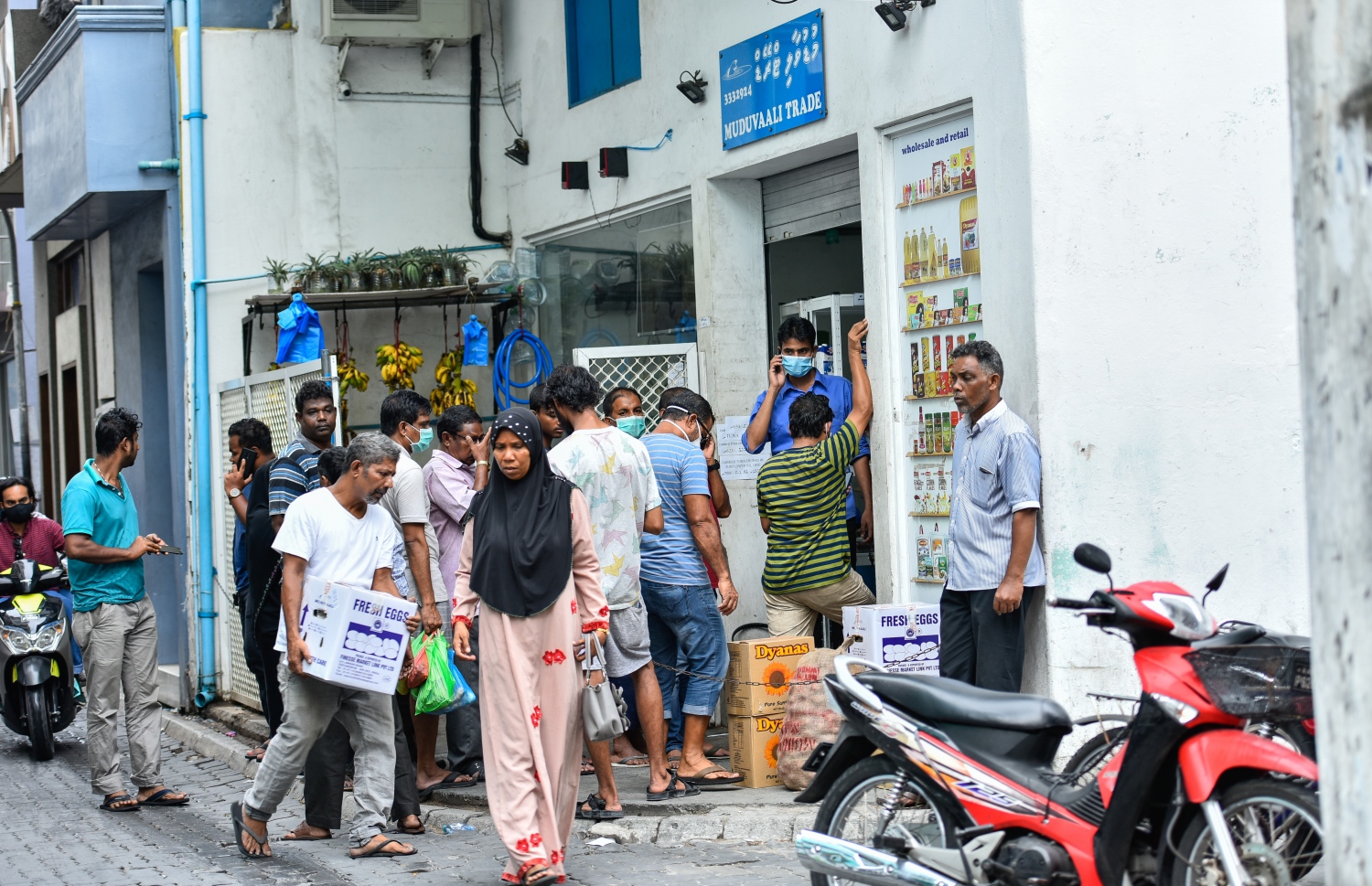 މާލެ: އޭޕްރިލް 15، 2020: މާލެތެރެއިން ފުރަތަމަ ފަހަރަށް ދިވެއްސަކު ކޮރޯނާވައިރަހަށް ޕޮޒިޓިވް ވުމާއި ގުޅިގެން ކުއްލި ގޮތަކަށް މާލެ ސަރަހައްދު 24 ގަޑިއިރަށް ބަންދުކުރުން.-- ފޮޓޯ: އަހުމަދު އަވްޝަން /މިހާރު