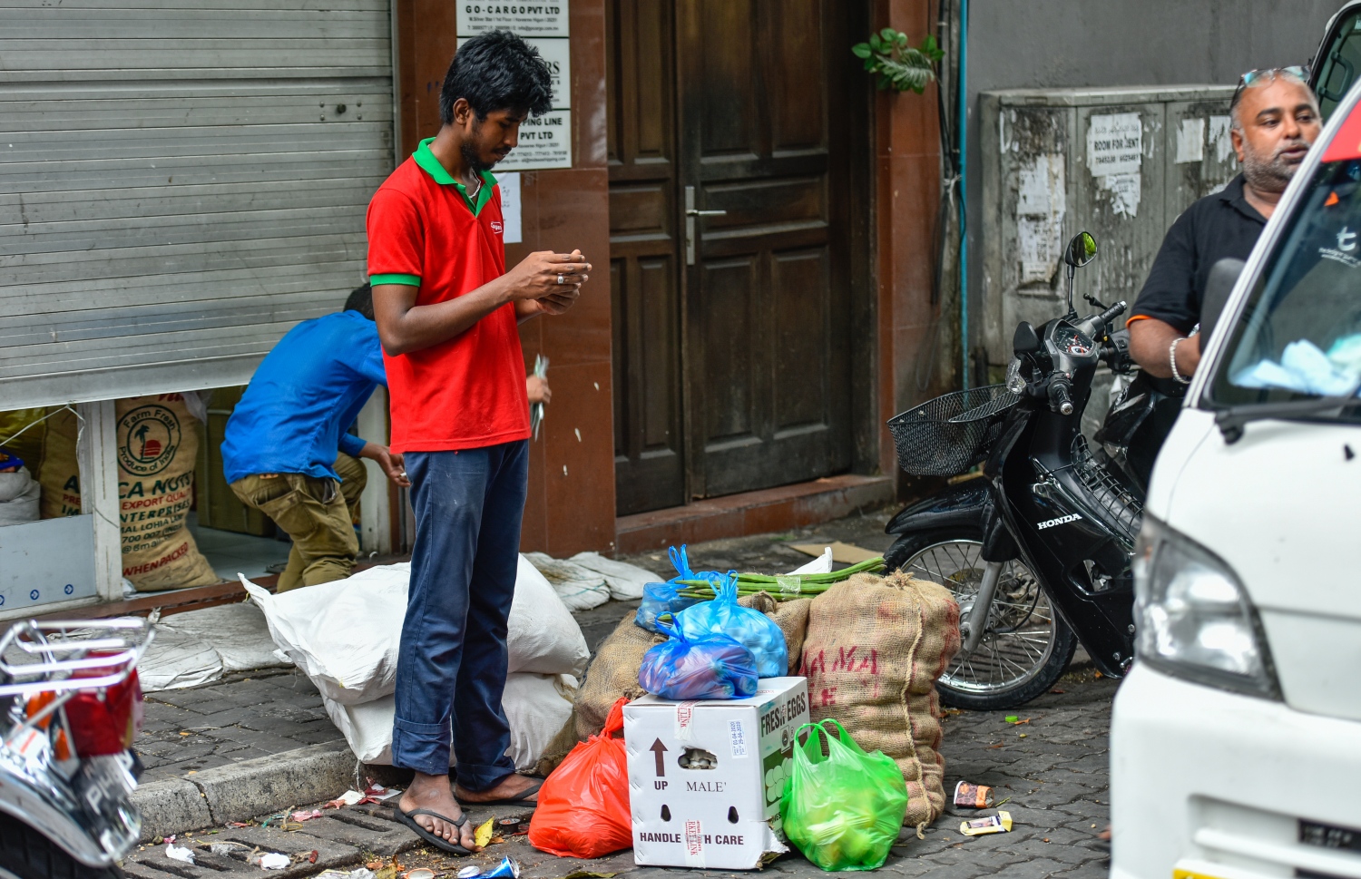 މާލެ: އޭޕްރިލް 15، 2020: މާލެތެރެއިން ފުރަތަމަ ފަހަރަށް ދިވެއްސަކު ކޮރޯނާވައިރަހަށް ޕޮޒިޓިވް ވުމާއި ގުޅިގެން ކުއްލި ގޮތަކަށް މާލެ ސަރަހައްދު 24 ގަޑިއިރަށް ބަންދުކުރުން.-- ފޮޓޯ: އަހުމަދު އަވްޝަން /މިހާރު
