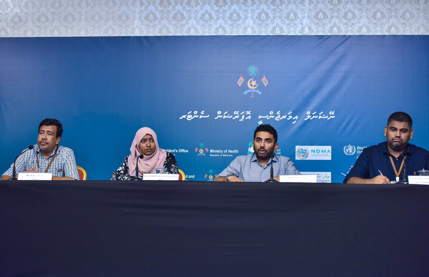 މިއަދު ހަވީރު މީޑިއާ ބްރީފިންގައި އެންއީއޯސީގެ ތަރުޖަމާން، މިނިސްޓަރު އަމީން، ޑރ. ނަޒްލާ އަދި ޑރ. އަލީ ލަތީފް.---ފޮޓޯ: އަހުމަދު އަވްޝަން/މިހާރު