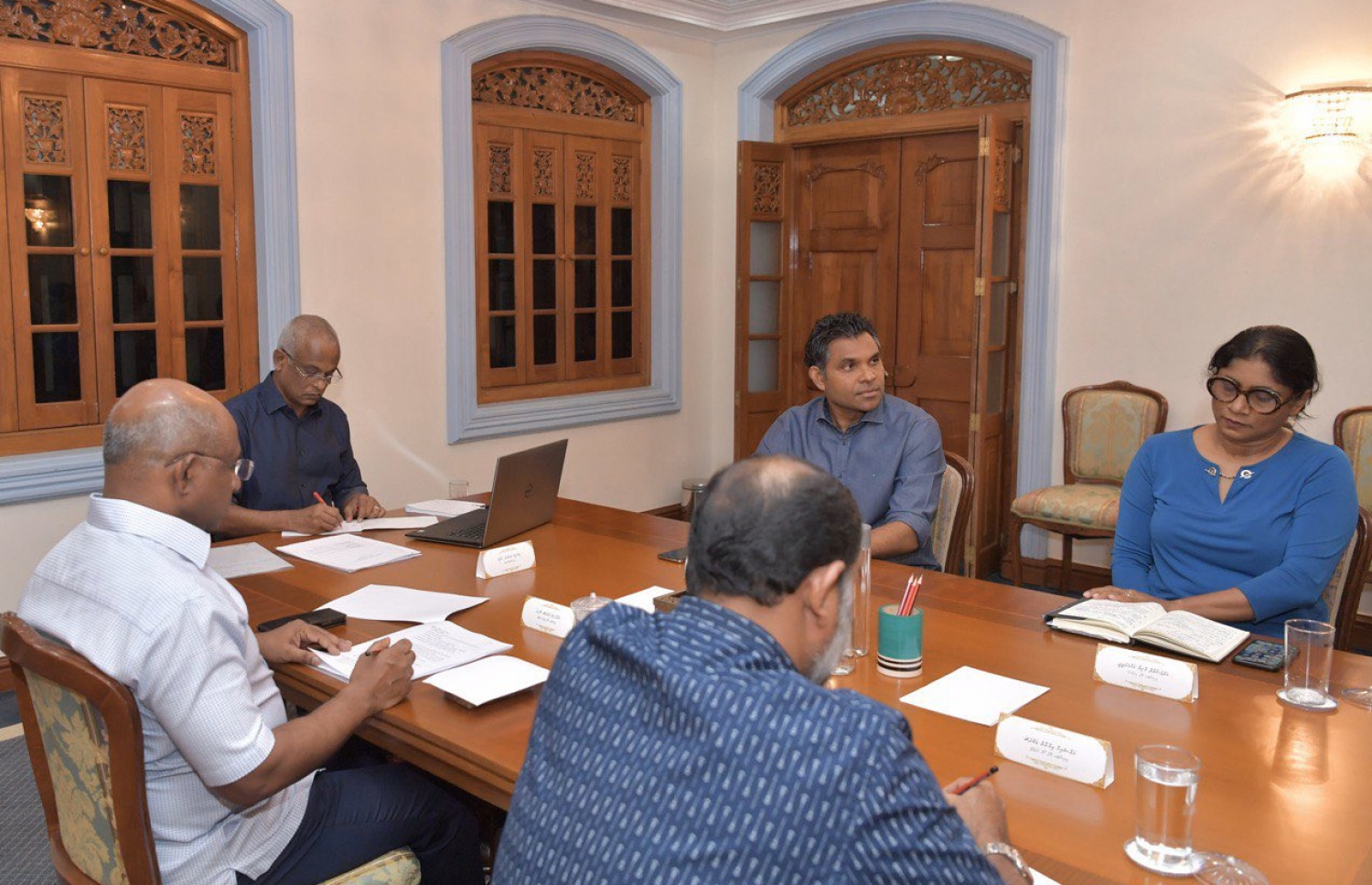 ކޮވިޑް-19 އާ ގުޅިގެން ސަރުކާރުން އުފައްދާފައިވާ ޓާސްކް ފޯސްގެ އިސްވެރިންނާ އެކު ރައީސް އިބްރާހިމް މުހައްމަދު ސޯލިހު ރޭ ބައްދަލުވުން ކުރިއަށް ގެންދަވަނީ: ކޮންމެ ރެ އެއްގެ 9:30 ން ދަންވަރު 12 އަށް އެ މަނިކުފާނު މުލީއާގޭގައި މި ބައްދަލުކުރެއްވުން ބާއްވަވާ.---ފޮޓޯ: ރައީސް އޮފީސް