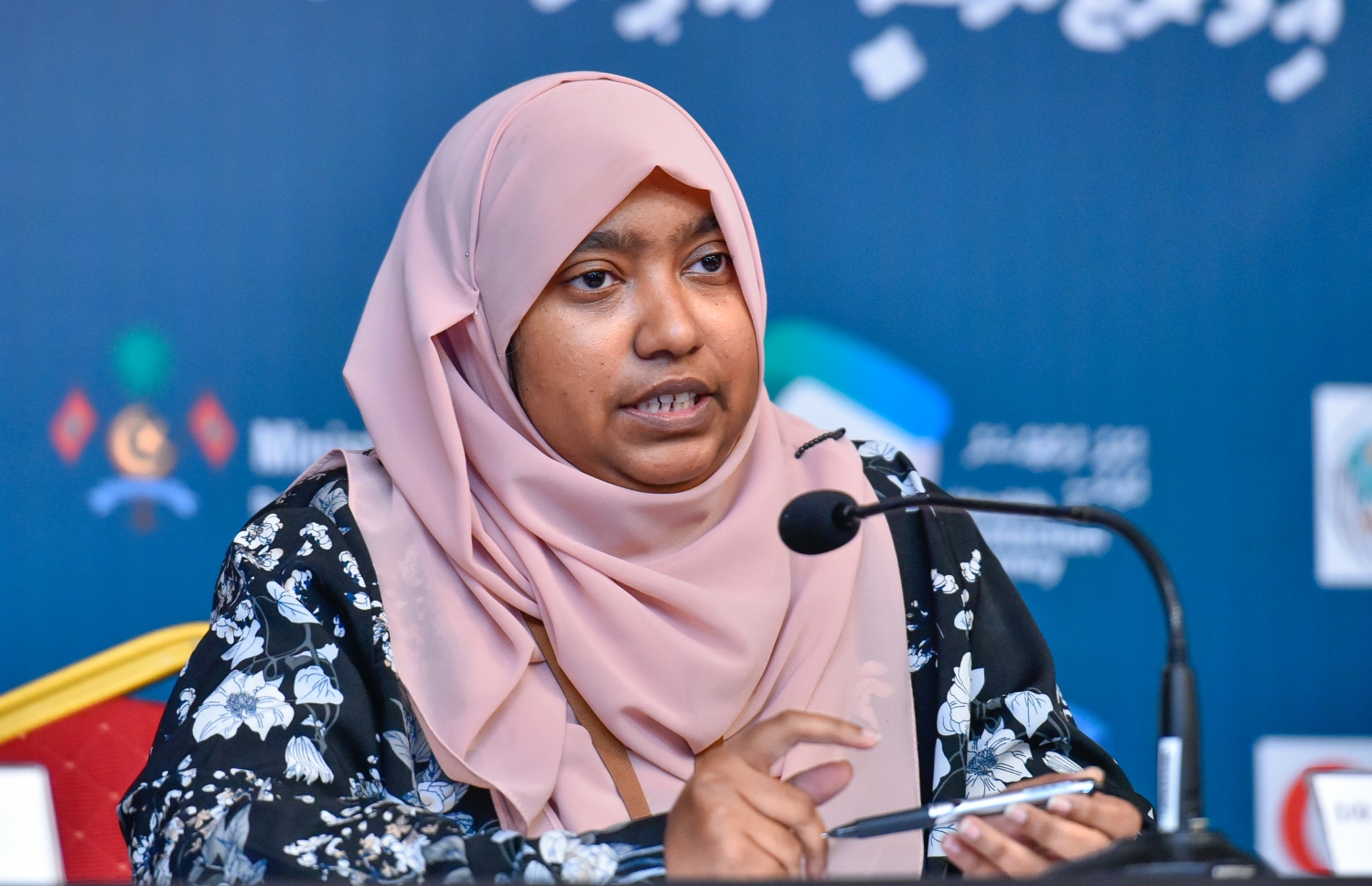 ނަޒްލާ ނޫސްވެރިންނާ ވާހަކަ ދައްކަވަނީ. --ފޮޓޯ/މިހާރު