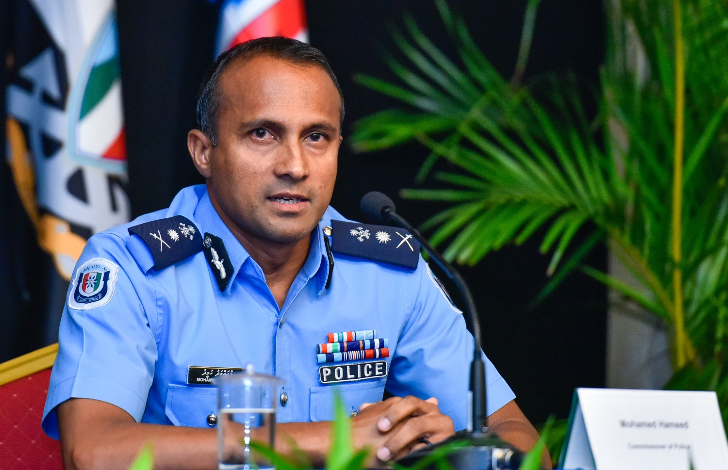 ޕޮލިސް ކޮމިޝަނަރު ހަމީދު ނޫސްވެރިންނާ ވާހަކަ ދައްކަވަނީ: އަލުން ރިވިއިކުރިއިރު ވެސް ފެނުނީ ދައުވާކުރާ ވަރުގެ ހެކި ހުރި ތަން ކަމަށް ވިދާޅުވި. --ފޮޓޯ/މިހާރު