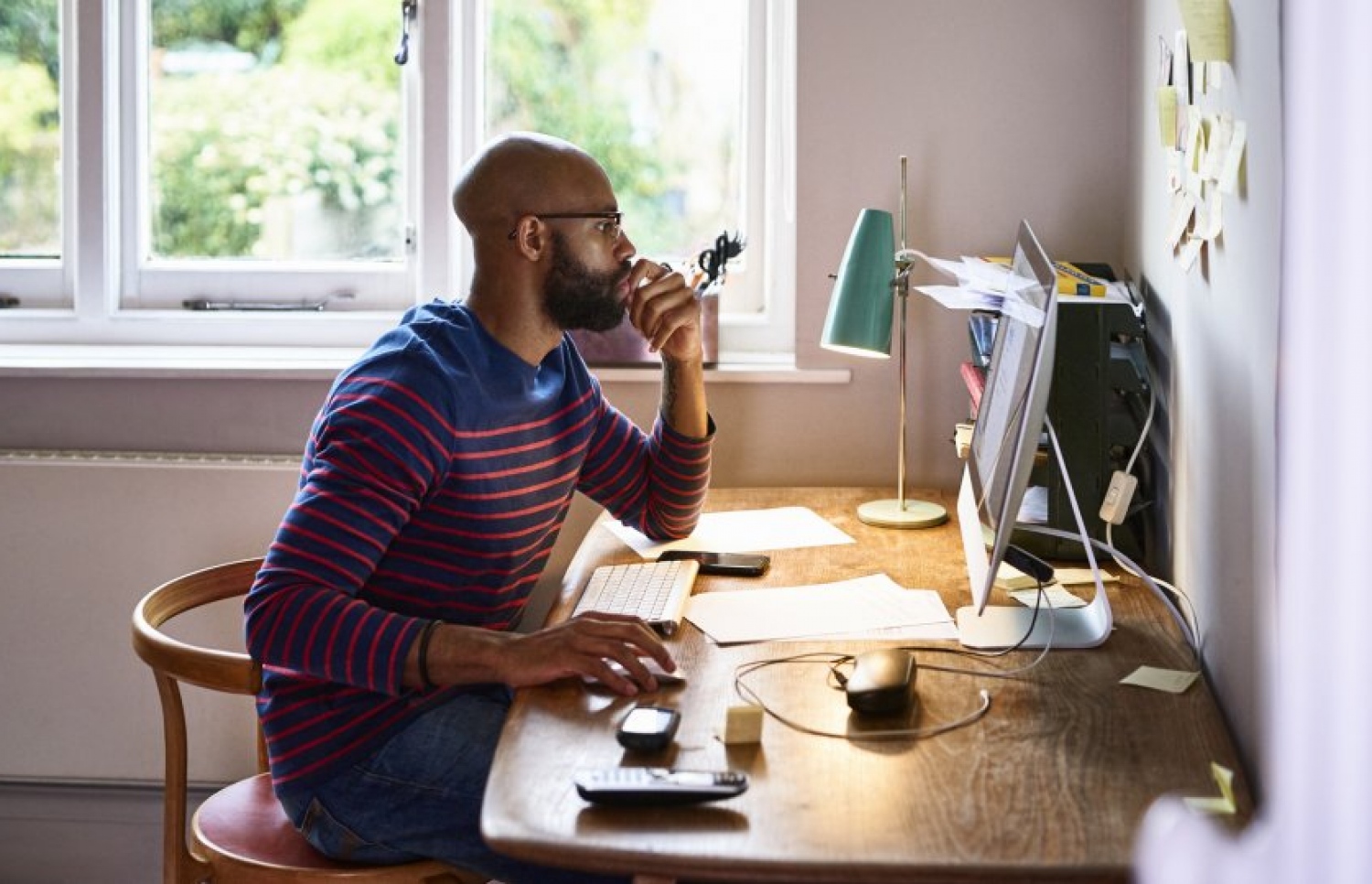 މީހަކު ގޭގައި މަސައްކަތްކުރަނީ.