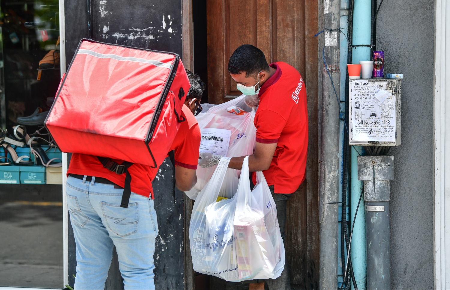 މާލެ- އޭޕްރިލް 16، 2020: މާލޭގެ ގެ އަކަށް ފިހާރަ އަކުން ތަކެތި ގެންގޮސްދެނީ، ގިނަ ފިހާރަތަކުން އޮންލައިން ވިޔަފާރީގެ ހިދުމަތާއި ޑެލިވަރީގެ ހިދުމަތް ވަނި ދީފައި--. ފޮޓޯ: ނިޝާން އަލީ/މިހާރު