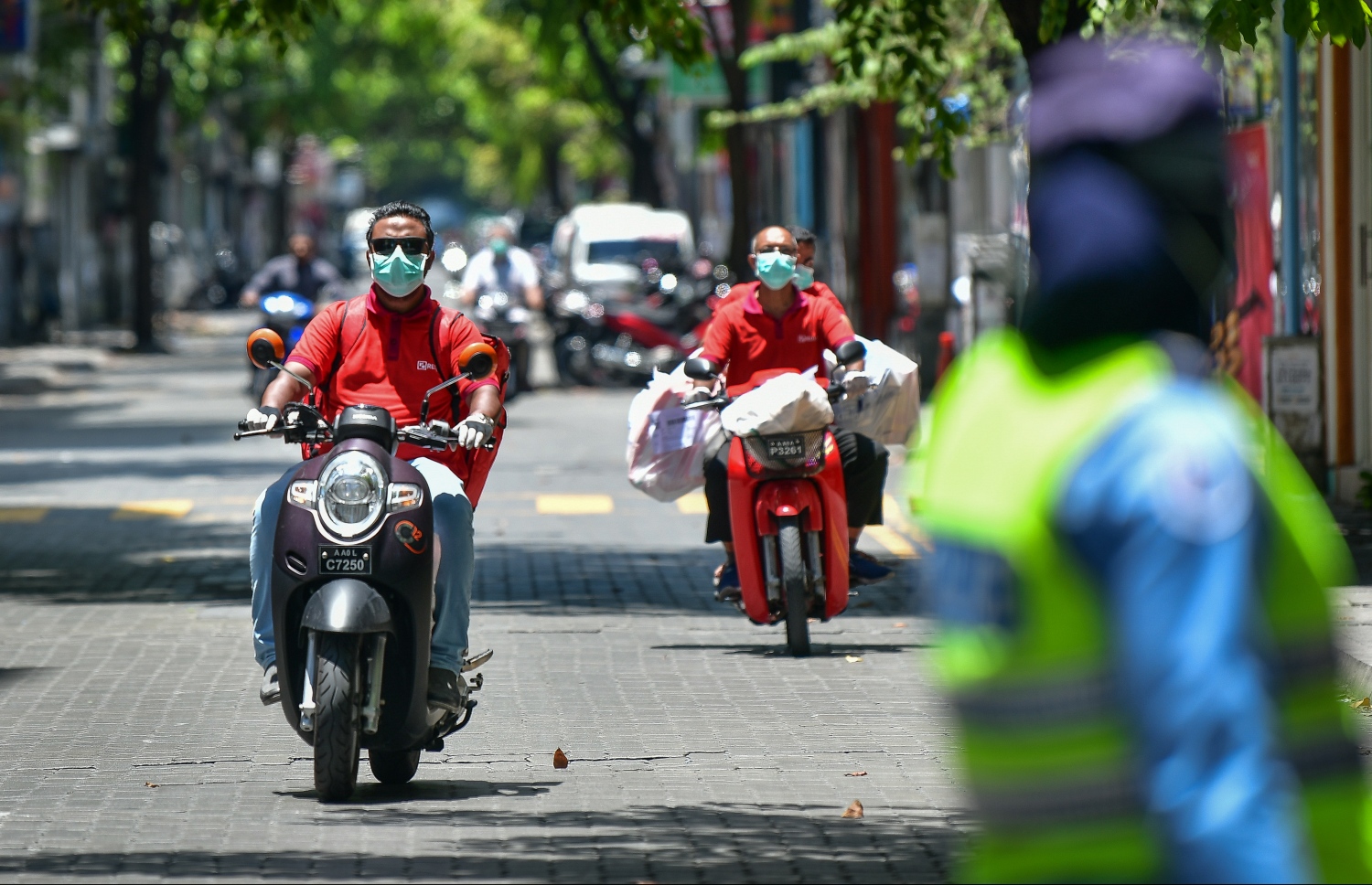 މާލެ ލޮކްޑައުންކޮށްފައި އޮތް އިރު ގެތަކަށް ޑެލިވަރީގެ ޚިދުމަތް ދިނުމަށް ބަޔަކު ސައިކަލްގައި ދަނީ.---ފޮޓޯ: ނިޝާން އަލީ/މިހާރު