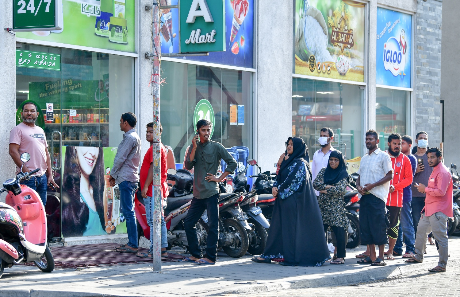 މާލެ: އޭޕްރިލް 16، 2020: މާލޭގެ ފިހާރައެއް ކައިރީގައި ވިޔަފާރި ކުރުމަށް ގިނަ ބަޔަކު ކިޔޫ ހަދާފައި.-- ފޮޓޯ: ނިޝާން އަލީ /މިހާރު