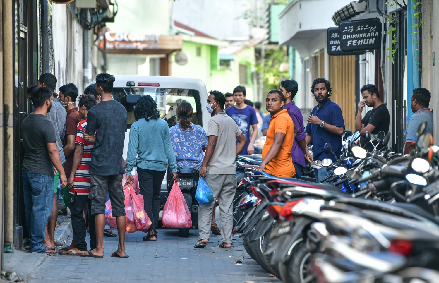 މާލެ: އޭޕްރިލް 16، 2020: މާލޭގެ ފިހާރައެއް ކައިރީގައި ވިޔަފާރި ކުރުމަށް ގިނަ ބަޔަކު ތޮއްޖެހިފައި.-- ފޮޓޯ: ނިޝާން އަލީ /މިހާރު