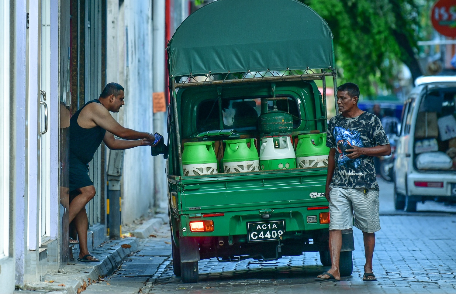 މާލެ: އޭޕްރިލް 16، 2020: މޯލްޑިވް ގޭސްގެ ޑެލިވަރީ ޕިކަޕެއް ޑެލިވަރީ ކުރުމުގައި.-- ފޮޓޯ: ނިޝާން އަލީ /މިހާރު