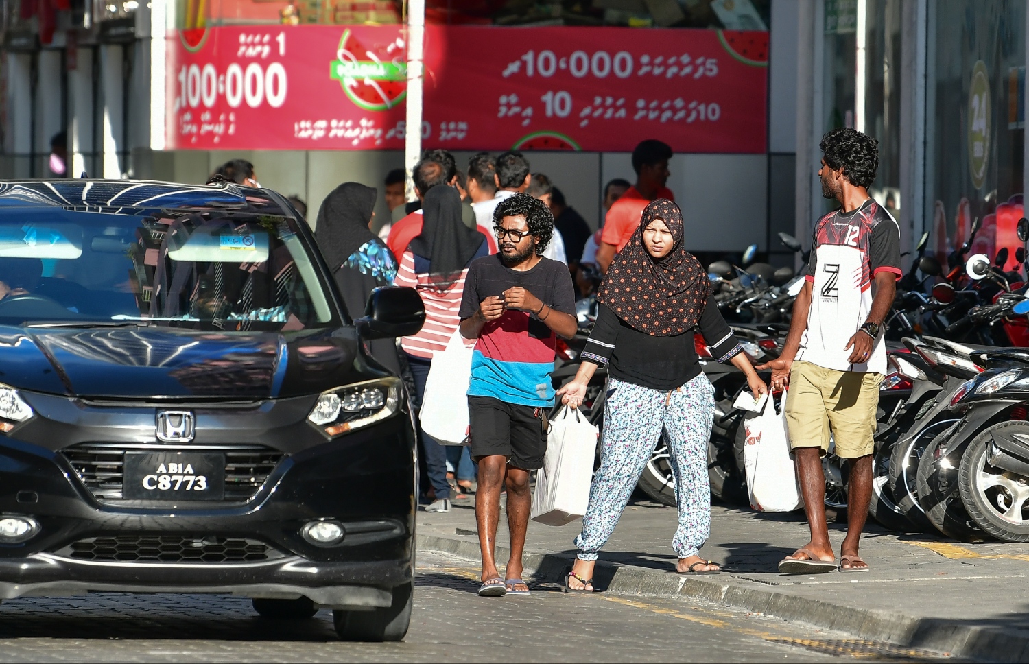 މާލެ: އޭޕްރިލް 16، 2020: މާލޭގެ ފިހާރައެއް ކައިރީގައި ވިޔަފާރި ކުރުމަށް ގިނަ ބަޔަކު ތޮއްޖެހިފައި.-- ފޮޓޯ: ނިޝާން އަލީ /މިހާރު