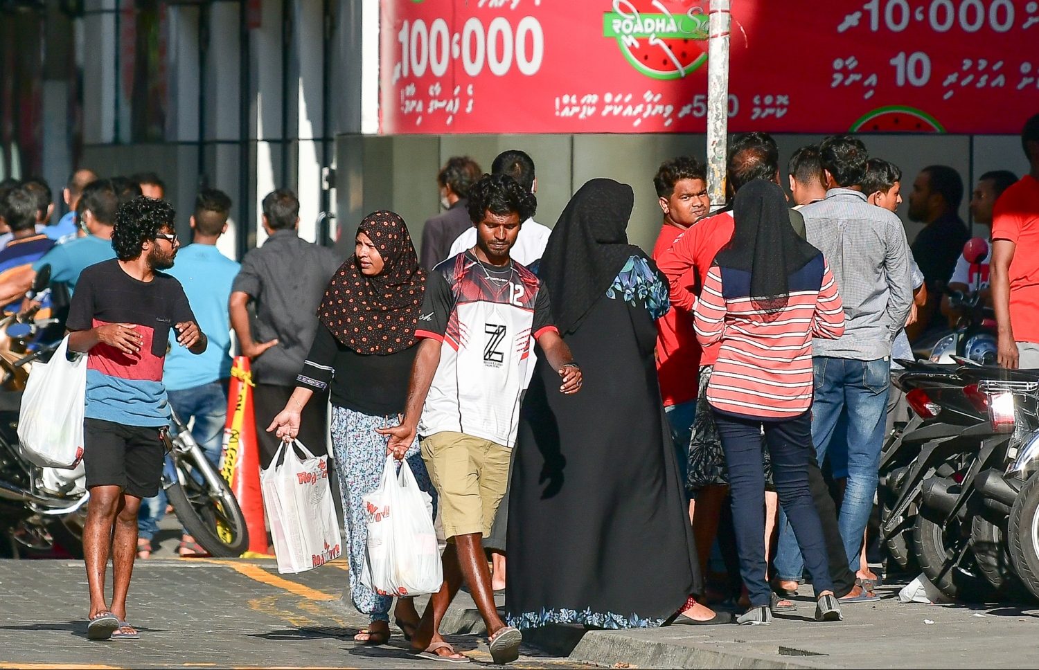 ލޮކްޑައުންގައި، އެކަމަކު މަގުތައް ފުރި ބާރުވެފައި