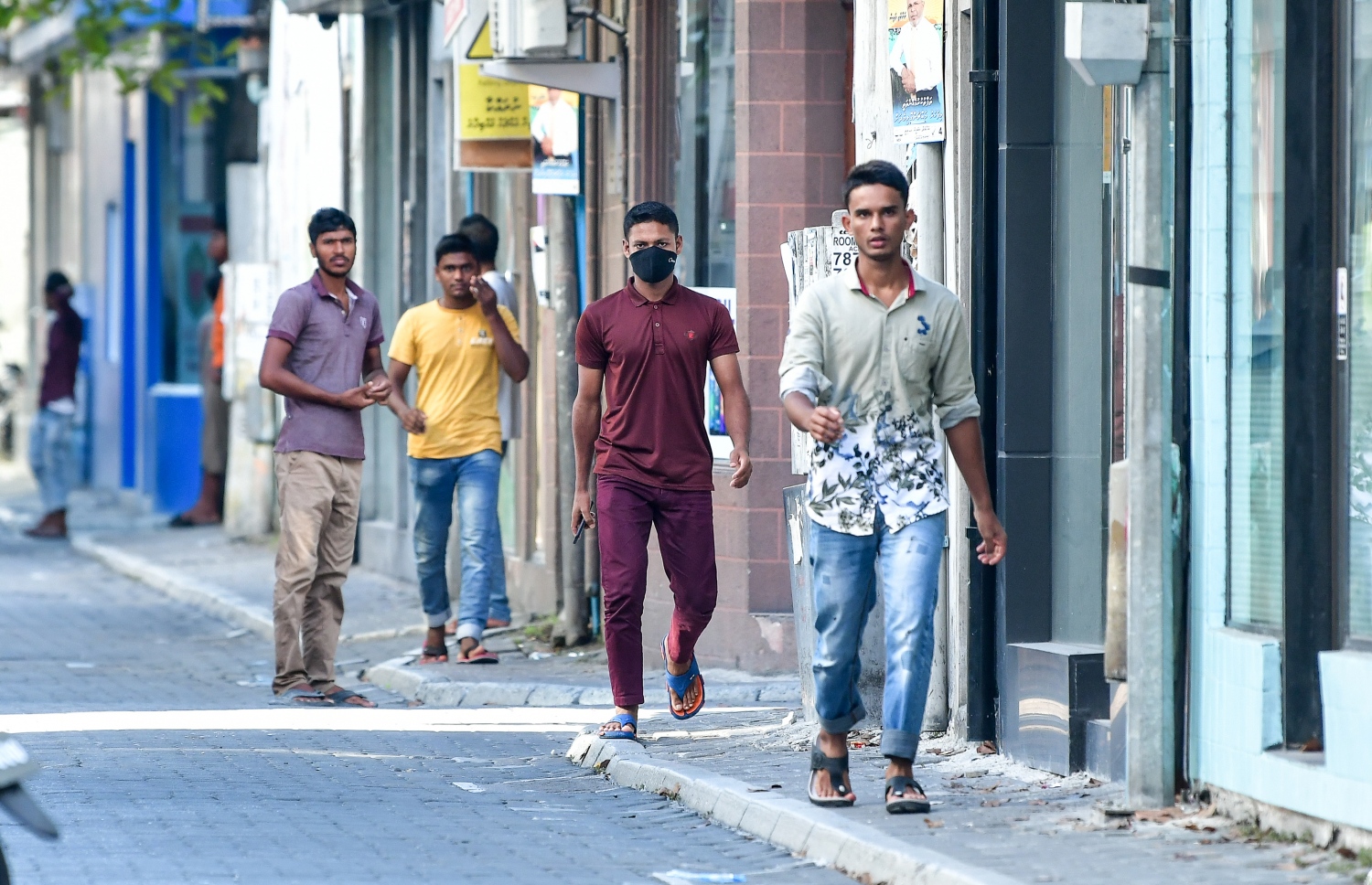 މާލެ: އޭޕްރިލް 16، 2020: މާލޭގެ މަގެއްގައި ބަޔަކު ހިނގާފައި ދަނީ.-- ފޮޓޯ: ނިޝާން އަލީ /މިހާރު