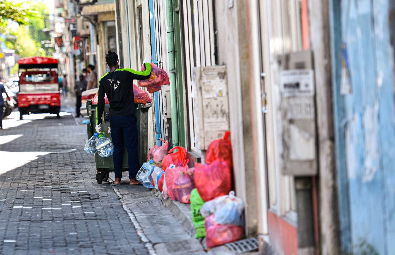 މާލެ: އޭޕްރިލް 18، 2020: މާލެ ސަރަހައްދު ލޮކްޑައުން ކޮށްފައި ވިޔަސް، ޚާއްސަ ފިޔަވަޅުތަކާ އެކު ކުނި އުކުމުގެ ޚިދުމަތް ވެމްކޯ އިން ކުރިއަށް ގެންދިއުމަށް ހަމަޖެހިފާވާއިރު، ވެމްކޯގެ މުވައްޒަފަކު ކުނިއުކުމުގައި.-- ފޮޓޯ: އަހުމަދު އަވްޝަން /މިހާރު