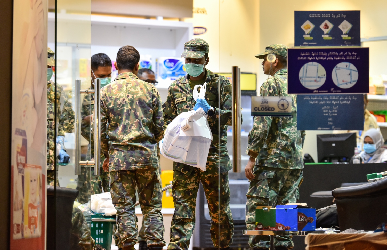 މާލެ: އޭޕްރިލް 17، 2020: އެސްޓީއޯ އިން ގޭގެ އަށް ޑެލިވަކޮށްދޭންޖެހޭ މުދާ ގިނަވެ ބާރުބޮޑުވުމާ އެކު މުދާ އުފުލައިދިނުމަށް ސިފައިން އެސްޓީއޯ ސުޕަމާޓު ތެރޭގައި.-- ފޮޓޯ: އަހުމަދު އަވްޝަން /މިހާރު