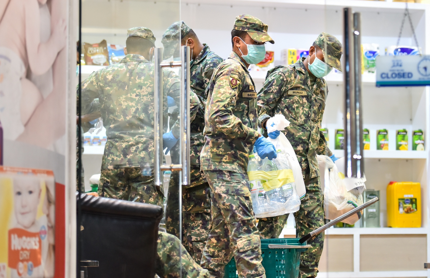 މާލެ: އޭޕްރިލް 17، 2020: އެސްޓީއޯ އިން ގޭގެ އަށް ޑެލިވަކޮށްދޭންޖެހޭ މުދާ ގިނަވެ ބާރުބޮޑުވުމާ އެކު މުދާ އުފުލައިދިނުމަށް ސިފައިން އެސްޓީއޯ ސުޕަމާޓު ތެރޭގައި.-- ފޮޓޯ: އަހުމަދު އަވްޝަން /މިހާރު