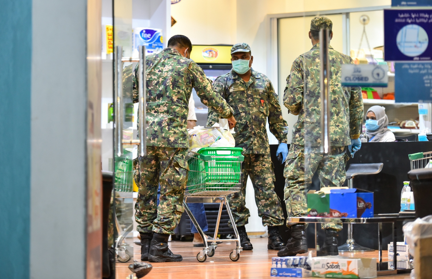 މާލެ: އޭޕްރިލް 17، 2020: އެސްޓީއޯ އިން ގޭގެ އަށް ޑެލިވަކޮށްދޭންޖެހޭ މުދާ ގިނަވެ ބާރުބޮޑުވުމާ އެކު މުދާ އުފުލައިދިނުމަށް ސިފައިން އެސްޓީއޯ ސުޕަމާޓު ތެރޭގައި.-- ފޮޓޯ: އަހުމަދު އަވްޝަން /މިހާރު