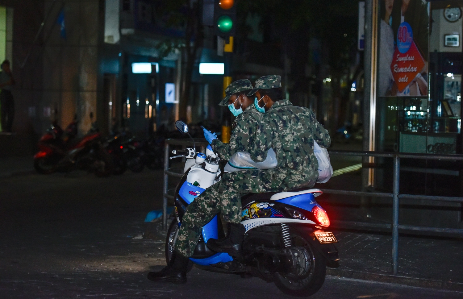 މާލެ: އޭޕްރިލް 17، 2020: އެސްޓީއޯ އިން ގޭގެ އަށް ޑެލިވަކޮށްދޭންޖެހޭ މުދާ ގިނަވެ ބާރުބޮޑުވުމާ އެކު މުދާ އުފުލައިދޭން ސިފައިން ނުކުމެ ޑެލިވަރީގައި.-- ފޮޓޯ: އަހުމަދު އަވްޝަން /މިހާރު