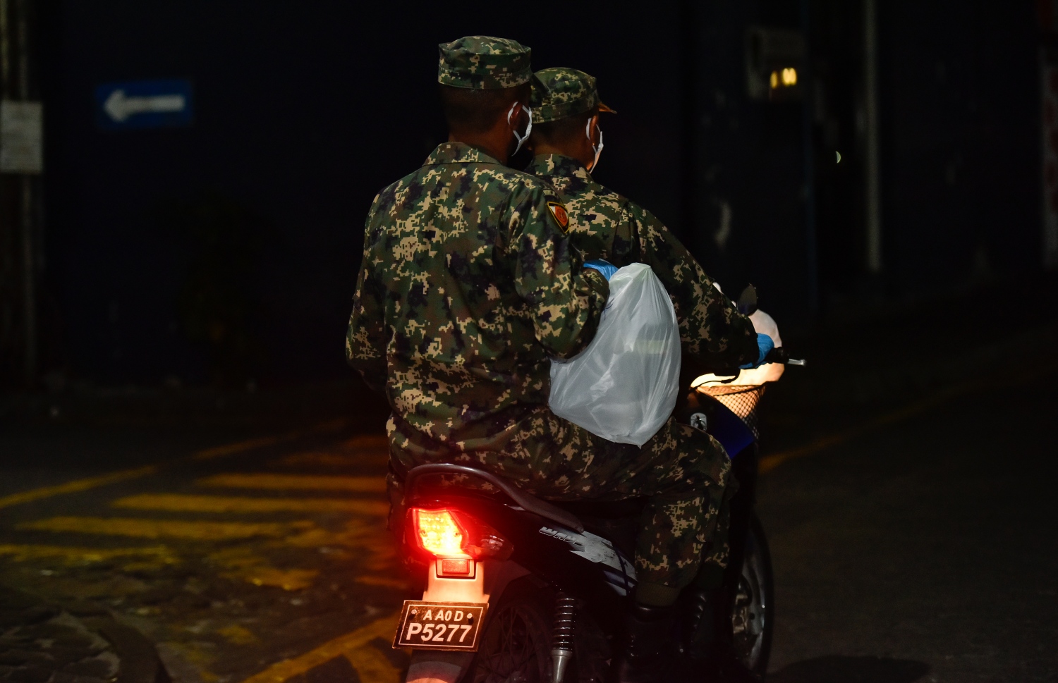 މާލެ: އޭޕްރިލް 17، 2020: އެސްޓީއޯ އިން ގޭގެ އަށް ޑެލިވަކޮށްދޭންޖެހޭ މުދާ ގިނަވެ ބާރުބޮޑުވުމާ އެކު މުދާ އުފުލައިދޭން ސިފައިން ނުކުމެ ޑެލިވަރީގައި.-- ފޮޓޯ: އަހުމަދު އަވްޝަން /މިހާރު