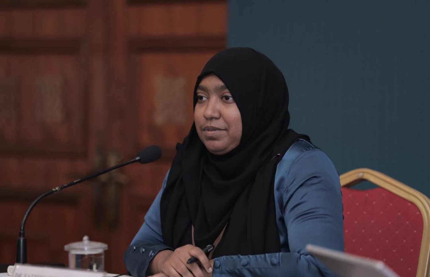 މިރޭގެ މީޑިއާ ބްރީފިންގައި ޑރ. ނަޒްލާ، ނޫސްވެރިއެއްގެ ސުވާލެއް އަޑުއައްސަވަނީ.