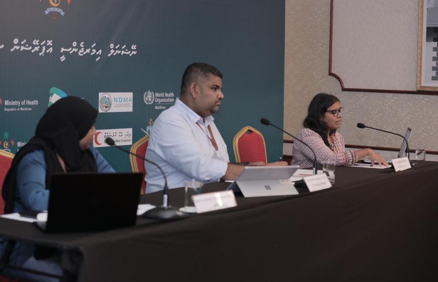 މިރޭގެ މީޑިއާ ބްރީފިންގައި (ކ-ވ) ޑރ. ޝީނާ، މަބްރޫކް އަދި ޑރ. ނަޒްލާ ބައިވެރިވެވަޑައިގަންނަވަނީ.