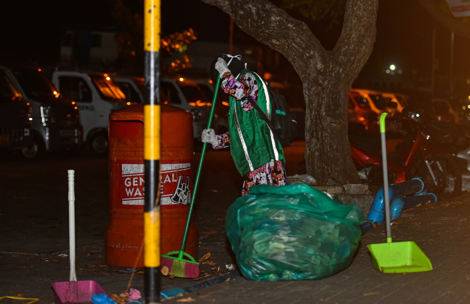 މާލެ: އޭޕްރިލް 18، 2020: މާލެ ސަރަހައްދު ލޮކްޑައުން ކޮށްފައި ވިޔަސް، ޚާއްސަ ފިޔަވަޅުތަކާ އެކު ކުނި އުކުމުގެ ޚިދުމަތް ވެމްކޯ އިން ކުރިއަށް ގެންދިއުމަށް ހަމަޖެހިފާވާއިރު، ވެމްކޯގެ މުވައްޒަފަކު މާލޭގެ މަގުމަތި ކުނި ކަހަނީ.-- ފޮޓޯ: އަހުމަދު އަވްޝަން /މިހާރު