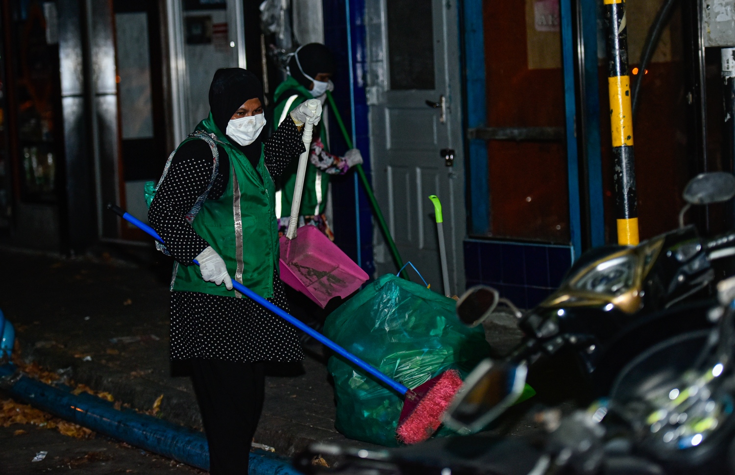 މާލެ: އޭޕްރިލް 18، 2020: މާލެ ސަރަހައްދު ލޮކްޑައުން ކޮށްފައި ވިޔަސް، ޚާއްސަ ފިޔަވަޅުތަކާ އެކު ކުނި އުކުމުގެ ޚިދުމަތް ވެމްކޯ އިން ކުރިއަށް ގެންދިއުމަށް ހަމަޖެހިފާވާއިރު، ވެމްކޯގެ މުވައްޒަފަކު މާލޭގެ މަގުމަތި ކެހުމަށް ތައްޔާރުވެފައި.-- ފޮޓޯ: އަހުމަދު އަވްޝަން /މިހާރު