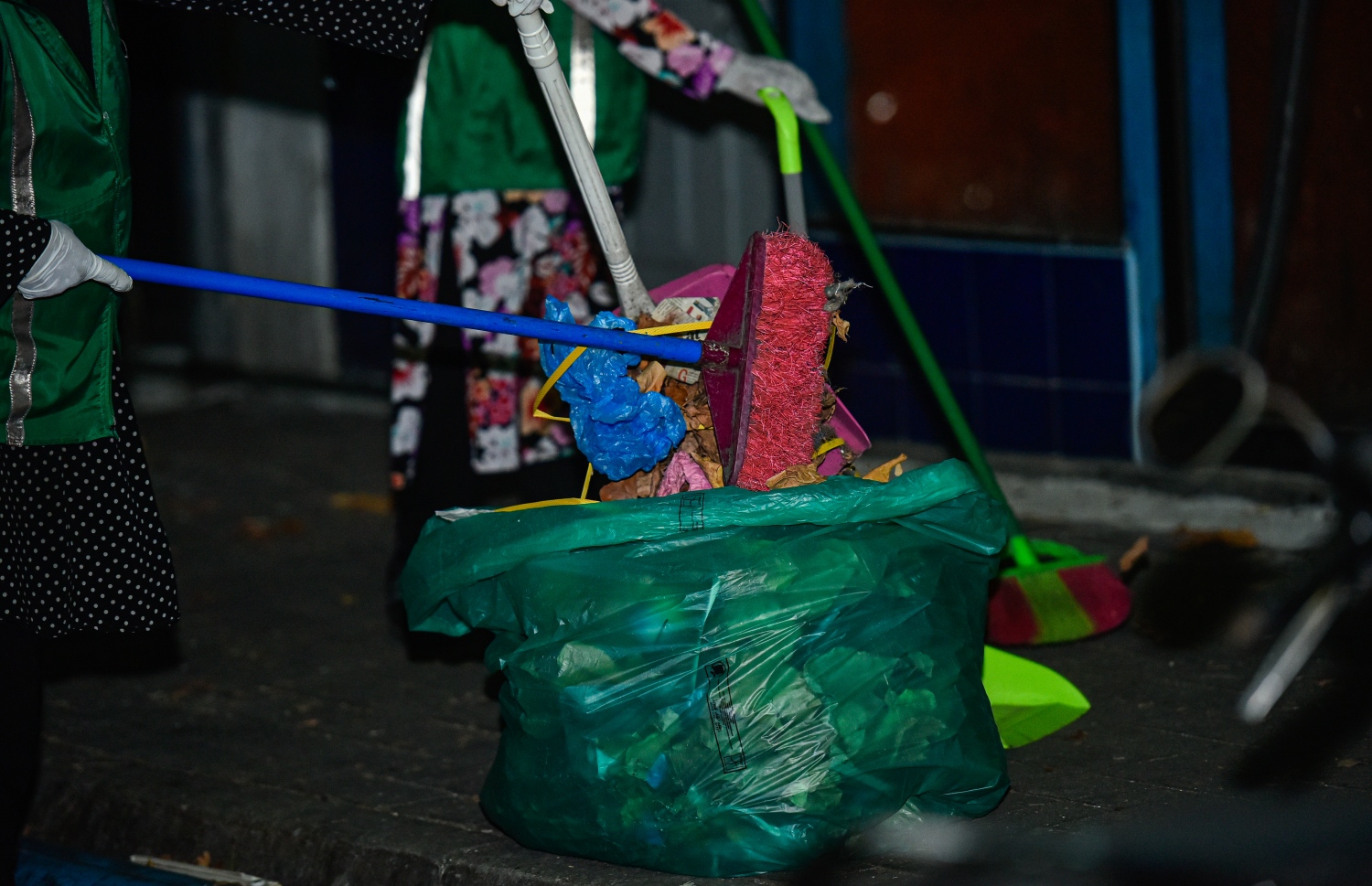 މާލެ: އޭޕްރިލް 18، 2020: މާލެ ސަރަހައްދު ލޮކްޑައުން ކޮށްފައި ވިޔަސް، ޚާއްސަ ފިޔަވަޅުތަކާ އެކު ކުނި އުކުމުގެ ޚިދުމަތް ވެމްކޯ އިން ކުރިއަށް ގެންދިއުމަށް ހަމަޖެހިފާވާއިރު، ވެމްކޯގެ މުވައްޒަފަކު މާލޭގެ މަގުމަތި ކެހުމަށް ތައްޔާރުވެފައި.-- ފޮޓޯ: އަހުމަދު އަވްޝަން /މިހާރު