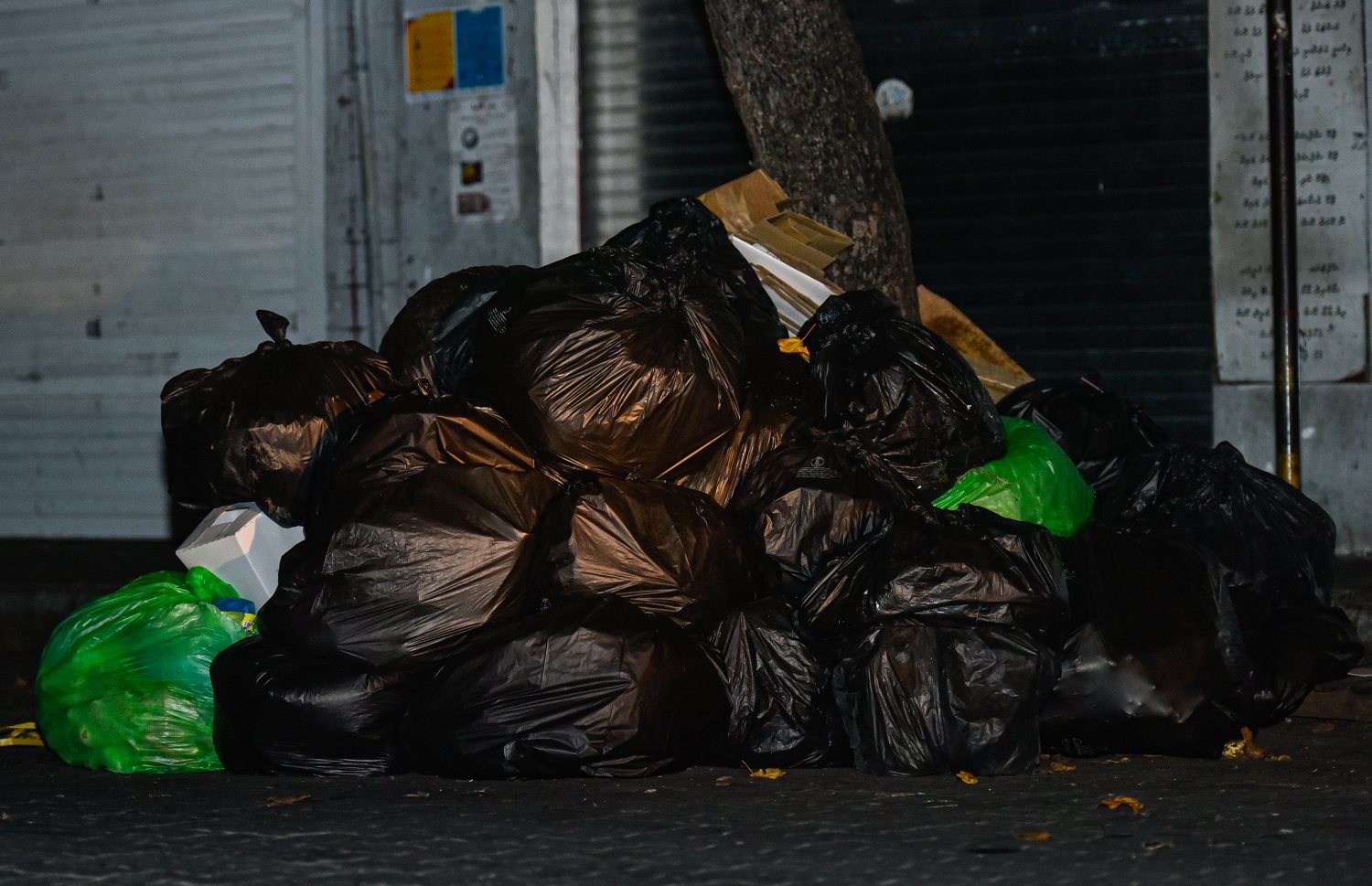 މާލެ: އޭޕްރިލް 18، 2020: މާލެ ސަރަހައްދު ލޮކްޑައުން ކޮށްފައި ވިޔަސް، ޚާއްސަ ފިޔަވަޅުތަކާ އެކު ކުނި އުކުމުގެ ޚިދުމަތް ވެމްކޯ އިން ކުރިއަށް ގެންދިއުމަށް ހަމަޖެހިފާވާއިރު، މަގެއްގައި ބަހައްޓާފައި ހުރި ކުނި ކޮތަޅުތަކެއް-- ފޮޓޯ: އަހުމަދު އަވްޝަން /މިހާރު