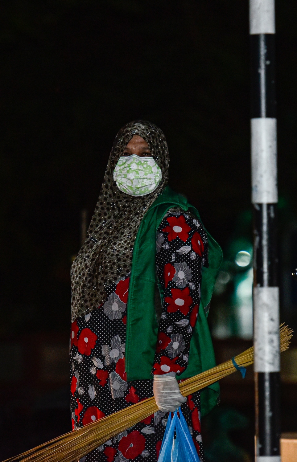 މާލެ: އޭޕްރިލް 18، 2020: މާލެ ސަރަހައްދު ލޮކްޑައުން ކޮށްފައި ވިޔަސް، ޚާއްސަ ފިޔަވަޅުތަކާ އެކު ކުނި އުކުމުގެ ޚިދުމަތް ވެމްކޯ އިން ކުރިއަށް ގެންދިއުމަށް ހަމަޖެހިފާވާއިރު، ވެމްކޯގެ މުވައްޒަފަކު މާލޭގެ މަގުމަތި ކެހުމަށް ތައްޔާރުވެފައި.-- ފޮޓޯ: އަހުމަދު އަވްޝަން /މިހާރު