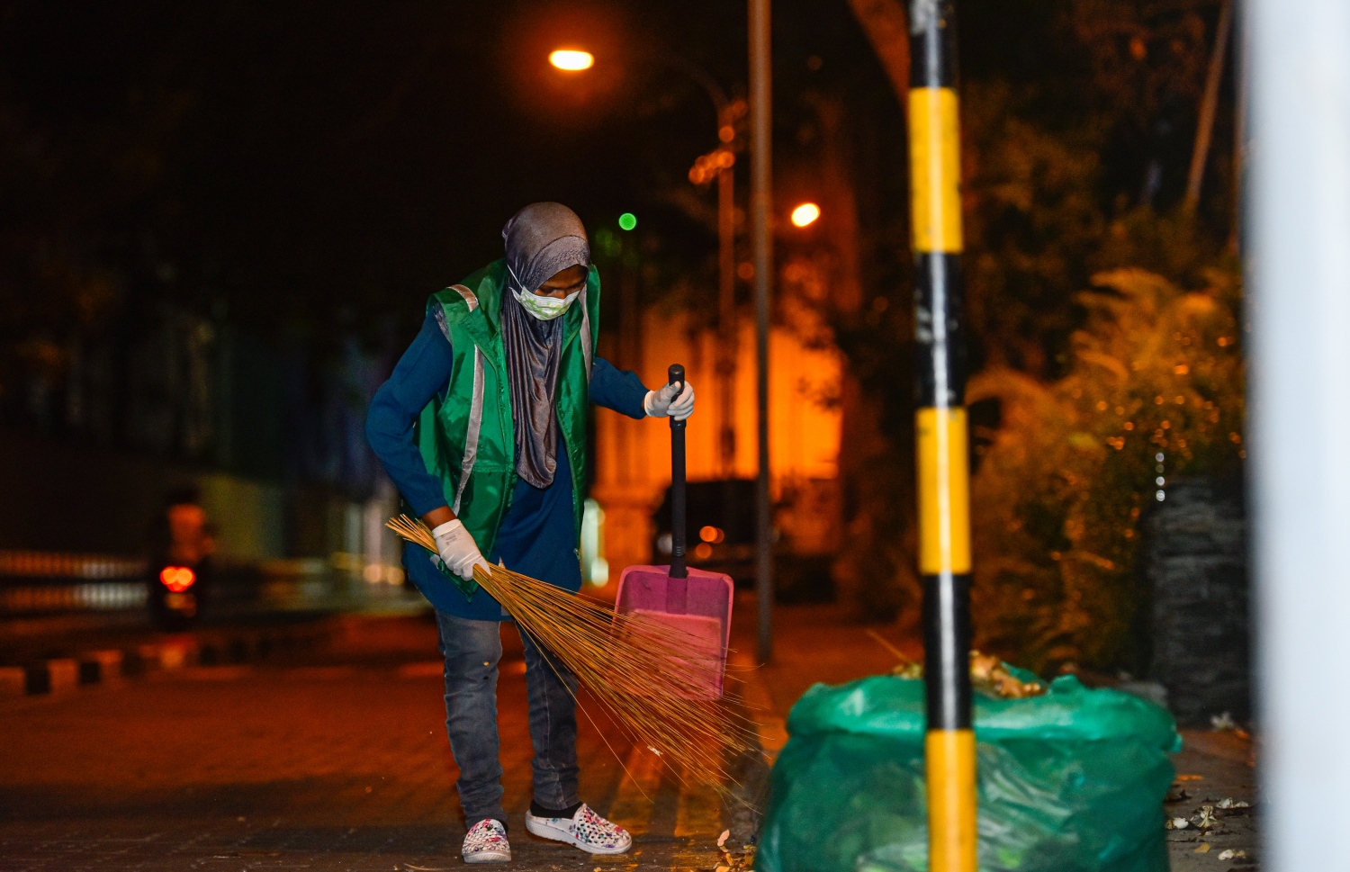 މާލެ: އޭޕްރިލް 18، 2020: މާލެ ސަރަހައްދު ލޮކްޑައުން ކޮށްފައި ވިޔަސް، ޚާއްސަ ފިޔަވަޅުތަކާ އެކު ކުނި އުކުމުގެ ޚިދުމަތް ވެމްކޯ އިން ކުރިއަށް ގެންދިއުމަށް ހަމަޖެހިފާވާއިރު، ވެމްކޯގެ މުވައްޒަފަކު މާލޭގެ މަގުމަތި ކުނިކަހަނީ.-- ފޮޓޯ: އަހުމަދު އަވްޝަން /މިހާރު