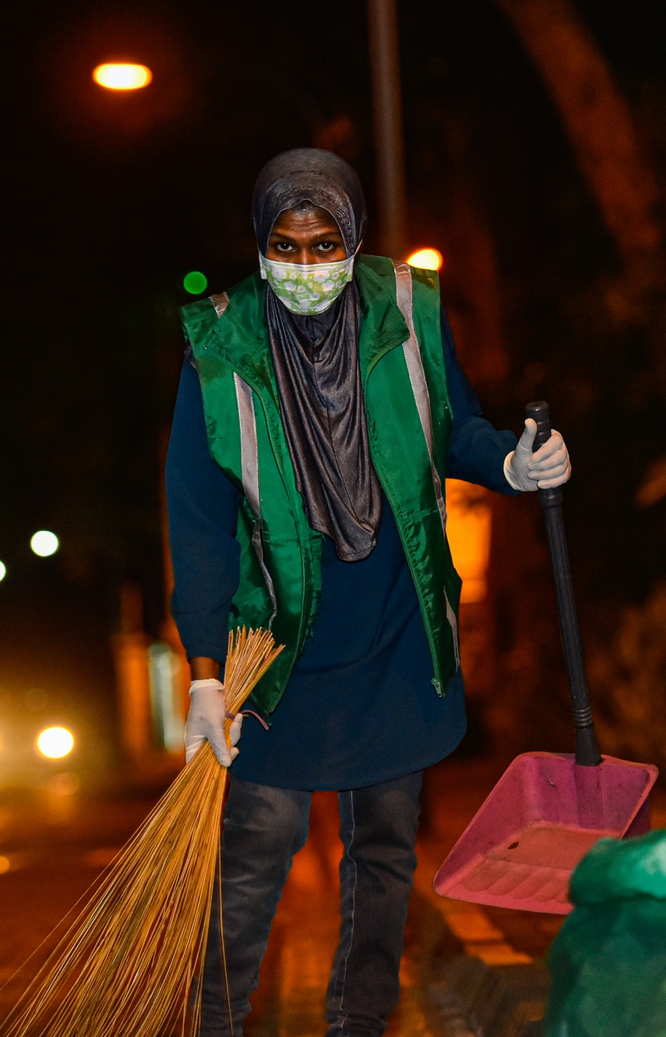 މާލެ: އޭޕްރިލް 18، 2020: މާލެ ސަރަހައްދު ލޮކްޑައުން ކޮށްފައި ވިޔަސް، ޚާއްސަ ފިޔަވަޅުތަކާ އެކު ކުނި އުކުމުގެ ޚިދުމަތް ވެމްކޯ އިން ކުރިއަށް ގެންދިއުމަށް ހަމަޖެހިފާވާއިރު، ވެމްކޯގެ މުވައްޒަފަކު މާލޭގެ މަގުމަތި ކުނިކަހަނީ.-- ފޮޓޯ: އަހުމަދު އަވްޝަން /މިހާރު