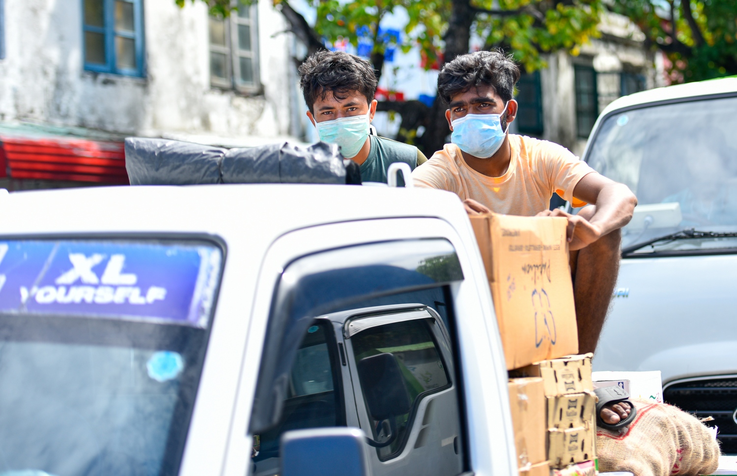 މާލެ: އޭޕްރިލް 19، 2020: ބާޒާރުމަތީގައި ހުރި ފިހާރައަކުން ޑެލިވަރީގެ ހިދުމަތް ދިނުމަށް ޕިކަޕުން މުދާ އުފުލަނީ-- ފޮޓޯ: އަހުމަދު އަވްޝަން /މިހާރު