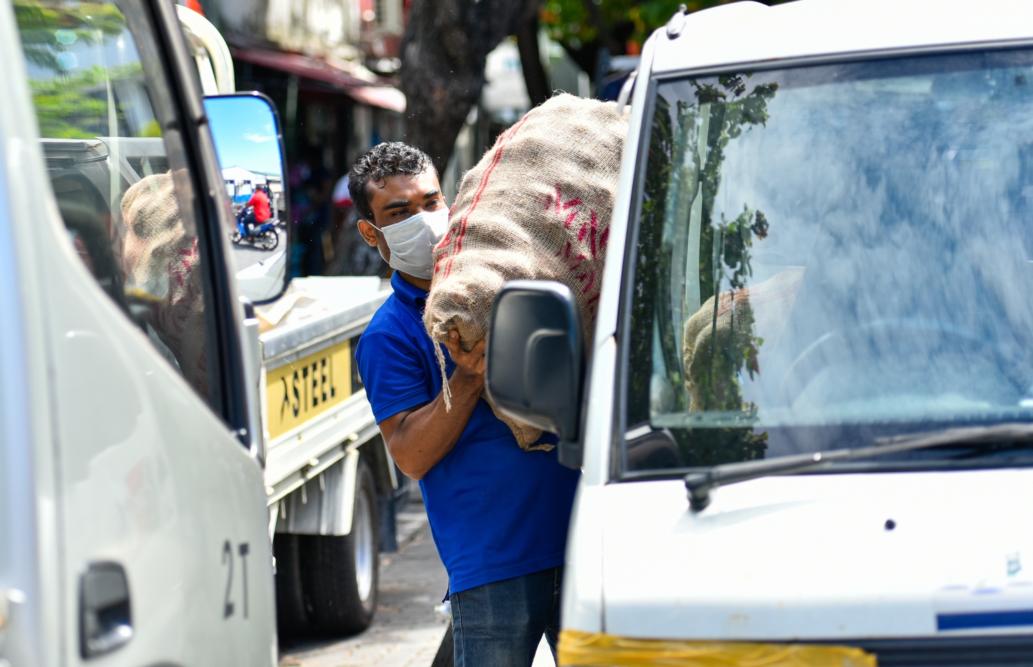 ބާޒާރުމަތީ ފިހާރަތަކުން މުދާ ޑެލިވަރީ ކުރުމުގައި