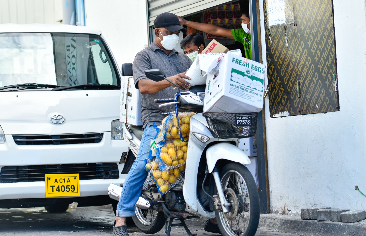 މާލެ: އޭޕްރިލް 19، 2020: ބާޒާރުމަތީގައި ހުރި ފިހާރައަކުން މީހަކު ޑެލިވަރީގެ ހިދުމަތް ދެނީ.-- ފޮޓޯ: އަހުމަދު އަވްޝަން /މިހާރު