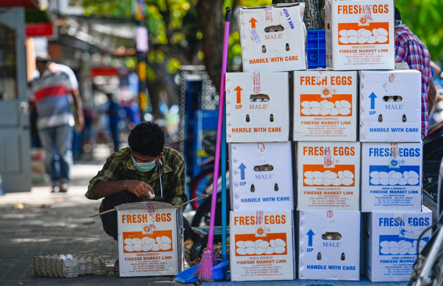 މާލެ: އޭޕްރިލް 19، 2020: ބާޒާރުމަތީގައި ހުރި ފިހާރައަކުން މީހަކު ޑެލިވަރީގެ ހިދުމަތް ދިނުމަށް ބިސްތަކެއް ނަގަނީ.-- ފޮޓޯ: އަހުމަދު އަވްޝަން /މިހާރު