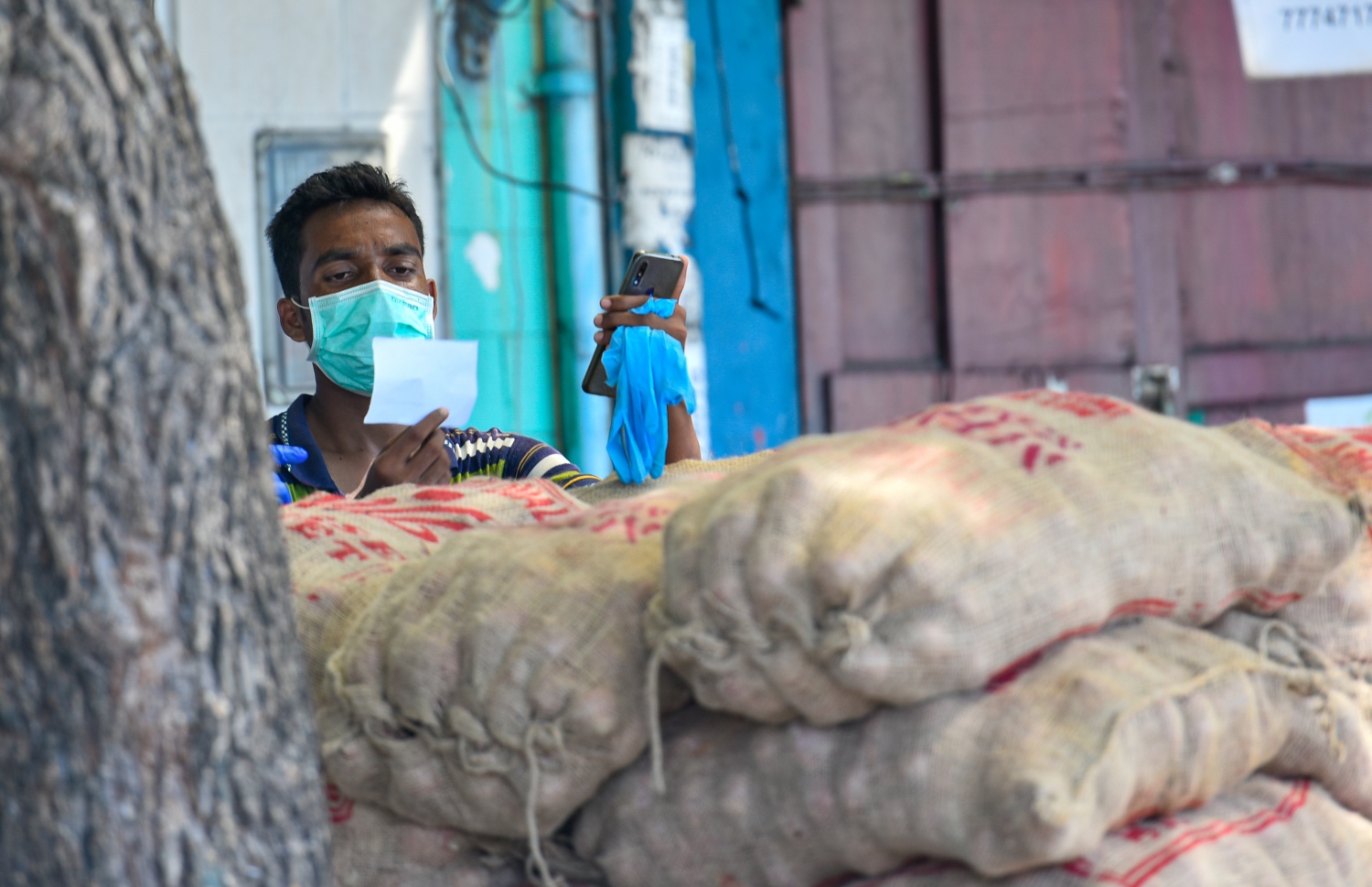 މާލެ: އޭޕްރިލް 19، 2020: ބާޒާރުމަތީގައި ހުރި ފިހާރައަކުން މީހަކު ޑެލިވަރީގެ ހިދުމަތް ދެނީ.-- ފޮޓޯ: އަހުމަދު އަވްޝަން /މިހާރު