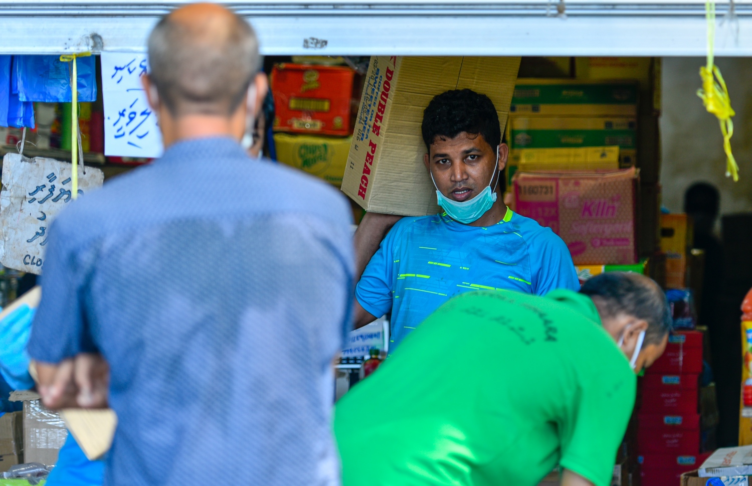 މާލެ: އޭޕްރިލް 19، 2020: ބާޒާރުމަތީގައި ހުރި ފިހާރައަކުން މީހަކު ޑެލިވަރީގެ ހިދުމަތް ދެނީ.-- ފޮޓޯ: އަހުމަދު އަވްޝަން /މިހާރު