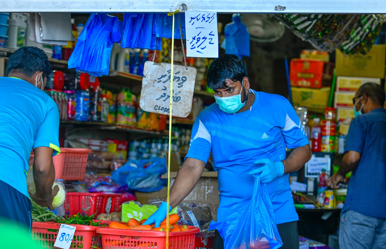 މާލެ: އޭޕްރިލް 19، 2020: ބާޒާރުމަތީގައި ހުރި ފިހާރައަކުން މީހަކު ޑެލިވަރީގެ ހިދުމަތް ދިނުމަށް ތަރުކާރީތަކެއް ކޮތަޅަށް އަޅަނީ.-- ފޮޓޯ: އަހުމަދު އަވްޝަން /މިހާރު