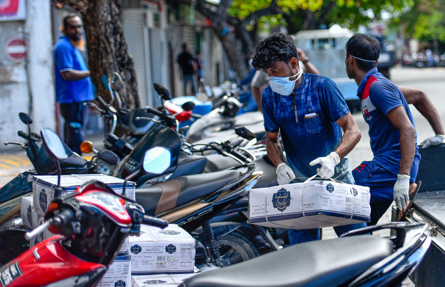 މާލެ: އޭޕްރިލް 19، 2020: ބާޒާރުމަތީގައި މީހަކު ޕިކަޕަކަށް މުދާ އަރުވަނީ.-- ފޮޓޯ: އަހުމަދު އަވްޝަން /މިހާރު