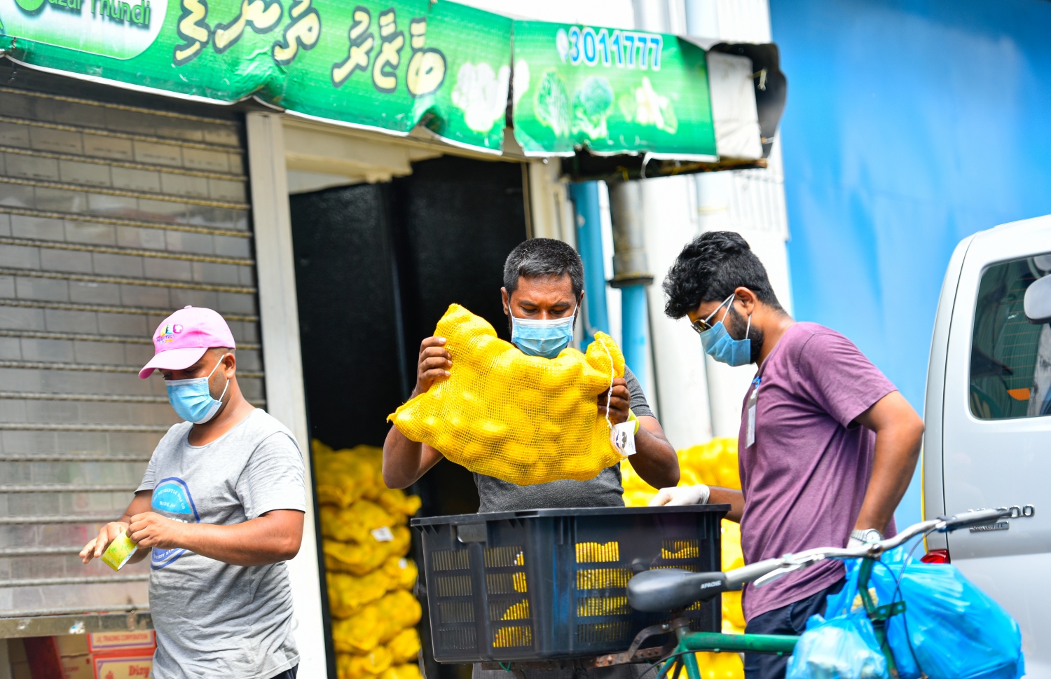މާލެ: އޭޕްރިލް 19، 2020: ބާޒާރުމަތީގައި ހުރި ފިހާރައަކުން މީހަކު އަލުވި ގޯނިތަކެއް ބައިސްކަލަށް އަރުވަނީ .-- ފޮޓޯ: އަހުމަދު އަވްޝަން /މިހާރު