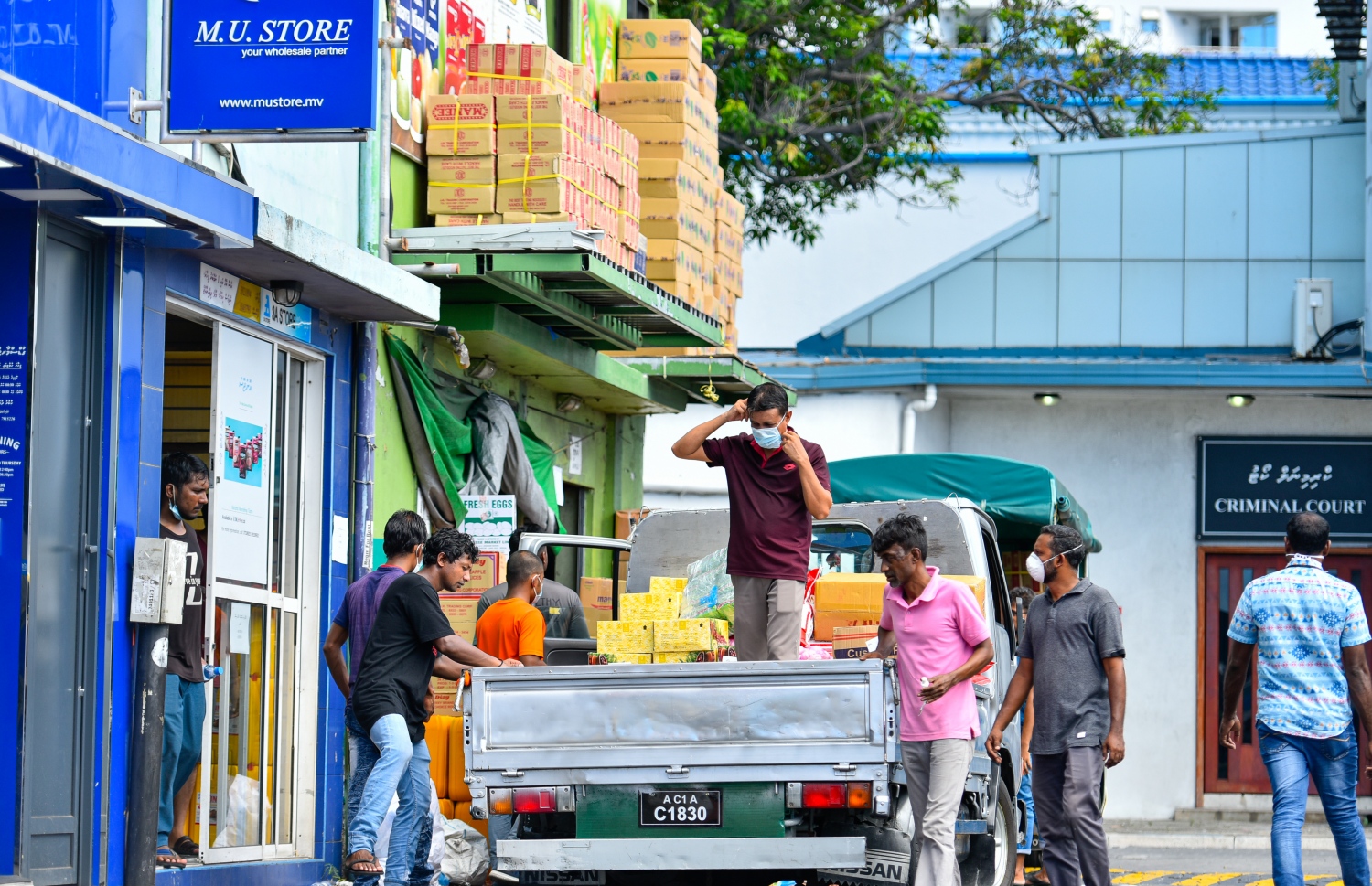 މާލެ: އޭޕްރިލް 19، 2020: ބާޒާރުމަތީގައި ބަޔަކު ޕިކަޕަކަށް މުދާ އަރުވަނީ.-- ފޮޓޯ: އަހުމަދު އަވްޝަން /މިހާރު
