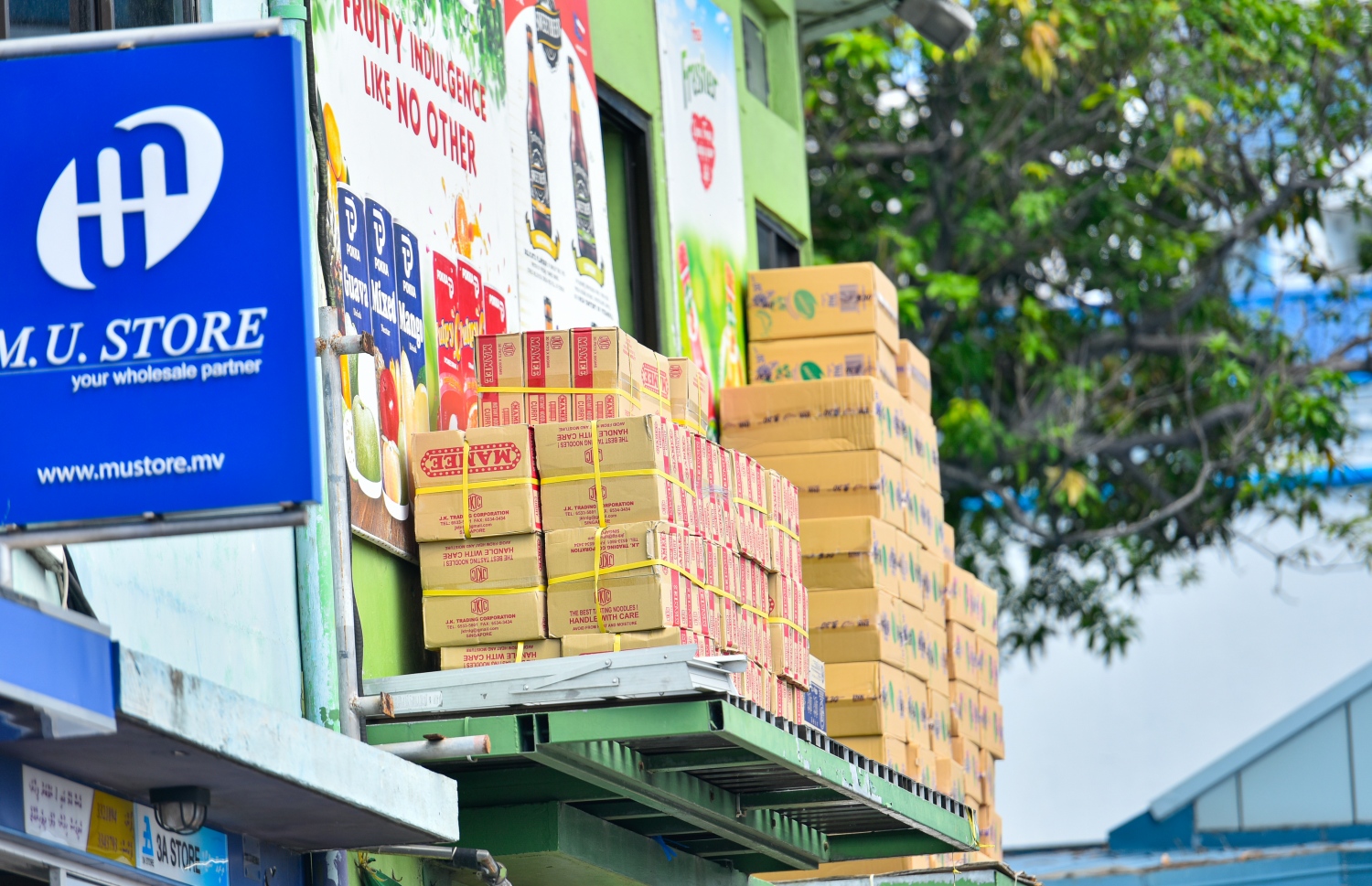 މާލެ: އޭޕްރިލް 19، 2020: ބާޒާރުމަތީ ހުރި ފިހާރައަކުން މުދާ ބޭރުކުރަނީ.-- ފޮޓޯ: އަހުމަދު އަވްޝަން /މިހާރު