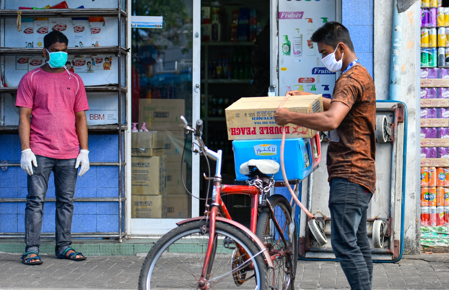 މާލެ: އޭޕްރިލް 19، 2020: ބާޒާރުމަތީގައި މީހަކު ބައިސްކަލަކަށް މުދާ އެރުވުމުގައި.-- ފޮޓޯ: އަހުމަދު އަވްޝަން /މިހާރު