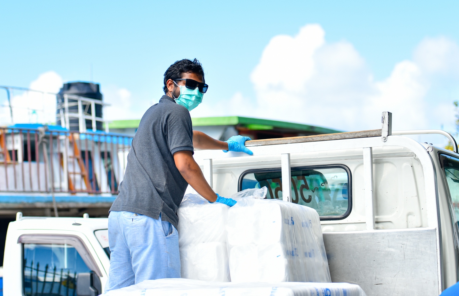 މާލެ: އޭޕްރިލް 19، 2020: ބާޒާރުމަތީ އޮތް ޕިކަޕުން މުދާ އުފުލަނީ.-- ފޮޓޯ: އަހުމަދު އަވްޝަން /މިހާރު