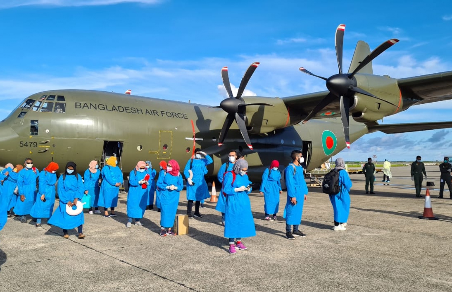 ބަންގްލަދޭޝް އާއި ނޭޕާލުން އައި ދިވެހިން ވެލާނާ އިންޓަނޭޝަނަލް އެއާޕޯޓުގައި: އެ ދެ ގައުމުން 71 ދިވެއްސަކު ރާއްޖެ ގެނައީ ބަންގްލަދޭޝްގެ އަސްކަރީ މަތިންދާބޯޓަކުން.---ފޮޓޯ: ފޮރިން މިނިސްޓްރީ