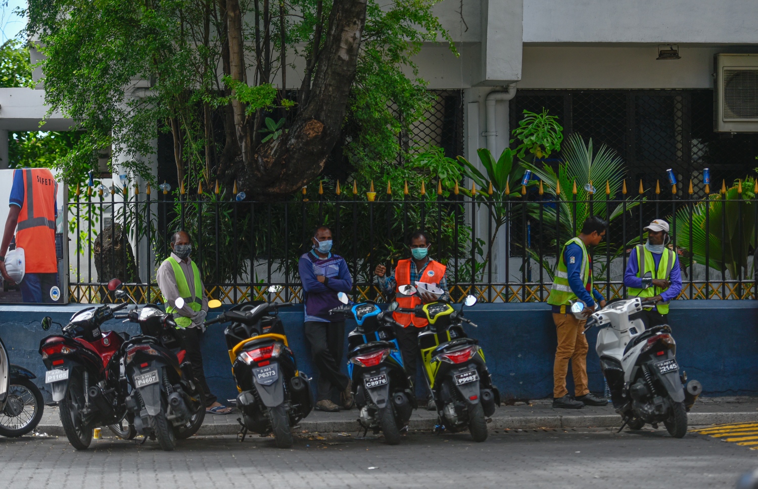 މާލެ: އޭޕްރިލް 20، 2020: ކޮވިޑް-19 އަށް ރާއްޖެއިން ޕޮޒިޓިވްވި މީހުންގެ އަދަދު ގިނަވުމާއި ގުޅިގެން ކުރިއަށް ވުރެ ގިނަ ބަޔަކު ބައްޔަށް ރައްކާތެރިވުމުގެ ގޮތުން މާސްކު އަޅައިގެން.-- ފޮޓޯ: އަހުމަދު އަވްޝަން /މިހާރު