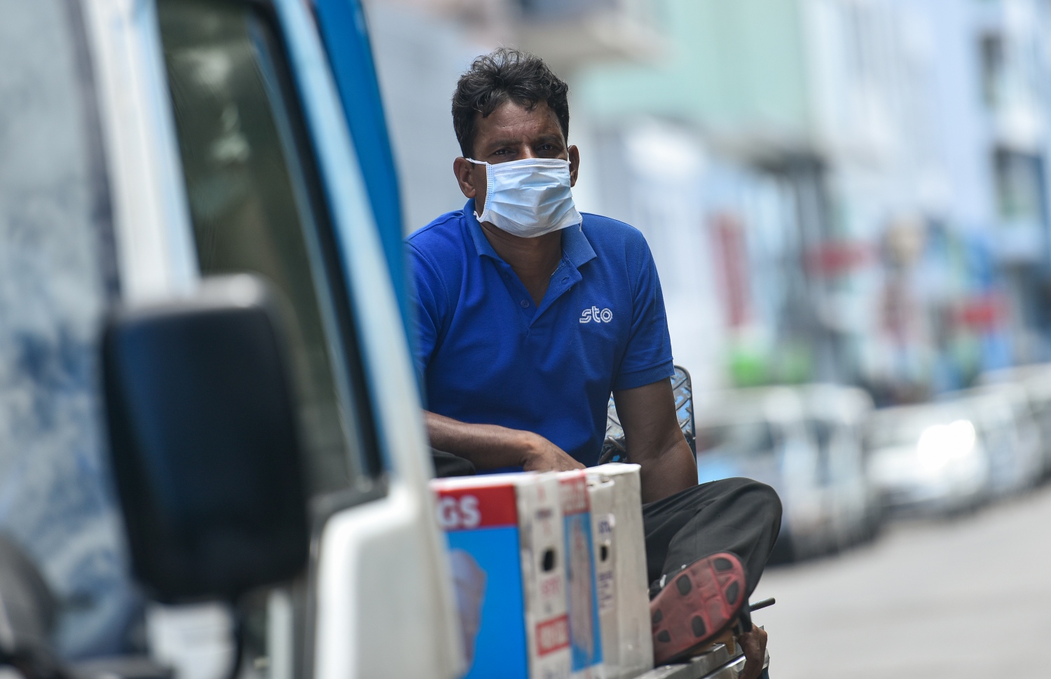 މާލެ: އޭޕްރިލް 20، 2020: ކޮވިޑް-19 އަށް ރާއްޖެއިން ޕޮޒިޓިވްވި މީހުންގެ އަދަދު ގިނަވުމާއި ގުޅިގެން ކުރިއަށް ވުރެ ގިނަ ބަޔަކު ބައްޔަށް ރައްކާތެރިވުމުގެ ގޮތުން މާސްކު އަޅައިގެން.-- ފޮޓޯ: އަހުމަދު އަވްޝަން /މިހާރު