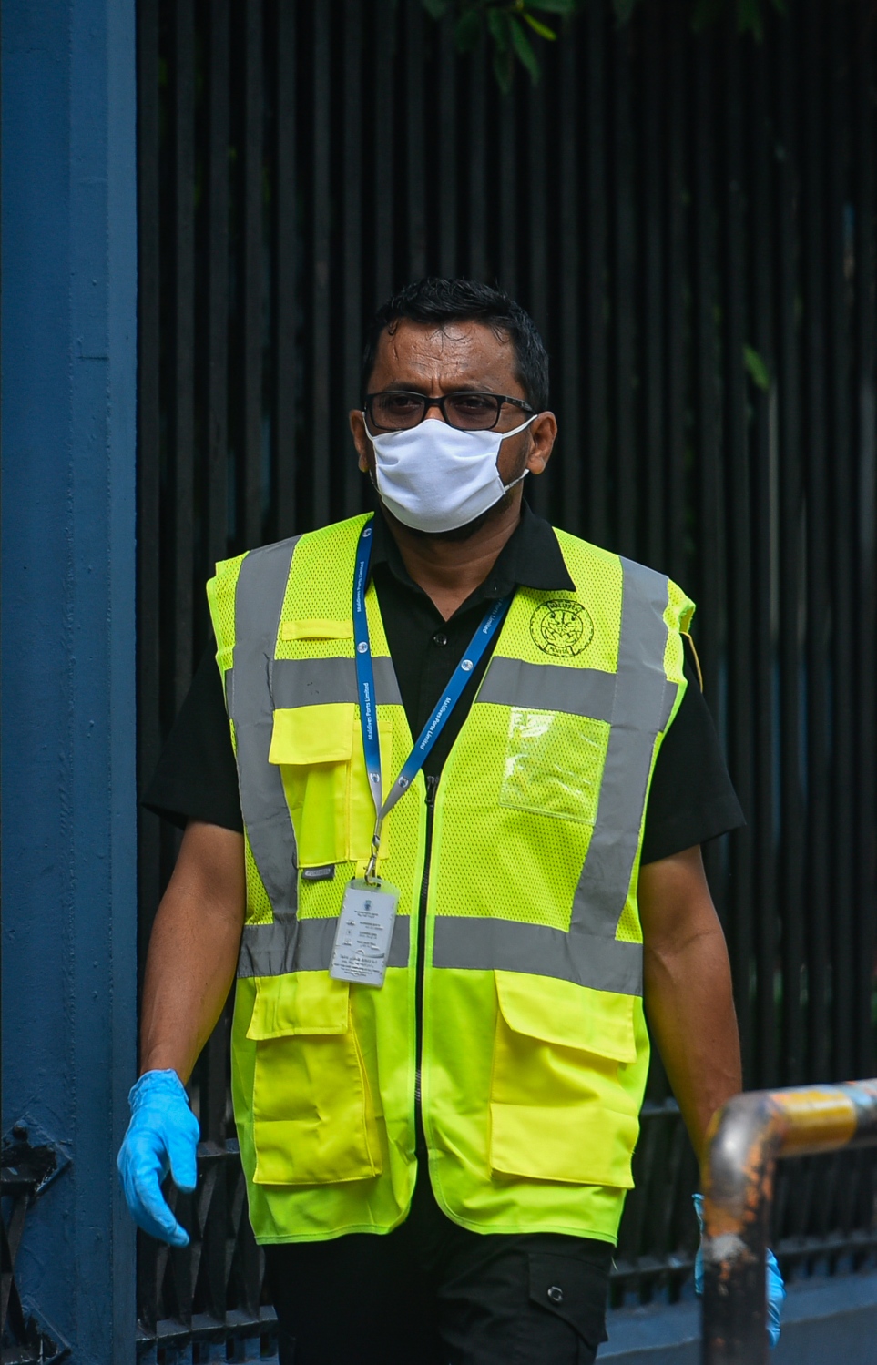 މާލެ: އޭޕްރިލް 20، 2020: ކޮވިޑް-19 އަށް ރާއްޖެއިން ޕޮޒިޓިވްވި މީހުންގެ އަދަދު ގިނަވުމާއި ގުޅިގެން ކުރިއަށް ވުރެ ގިނަ ބަޔަކު ބައްޔަށް ރައްކާތެރިވުމުގެ ގޮތުން މާސްކު އަޅައިގެން.-- ފޮޓޯ: އަހުމަދު އަވްޝަން /މިހާރު