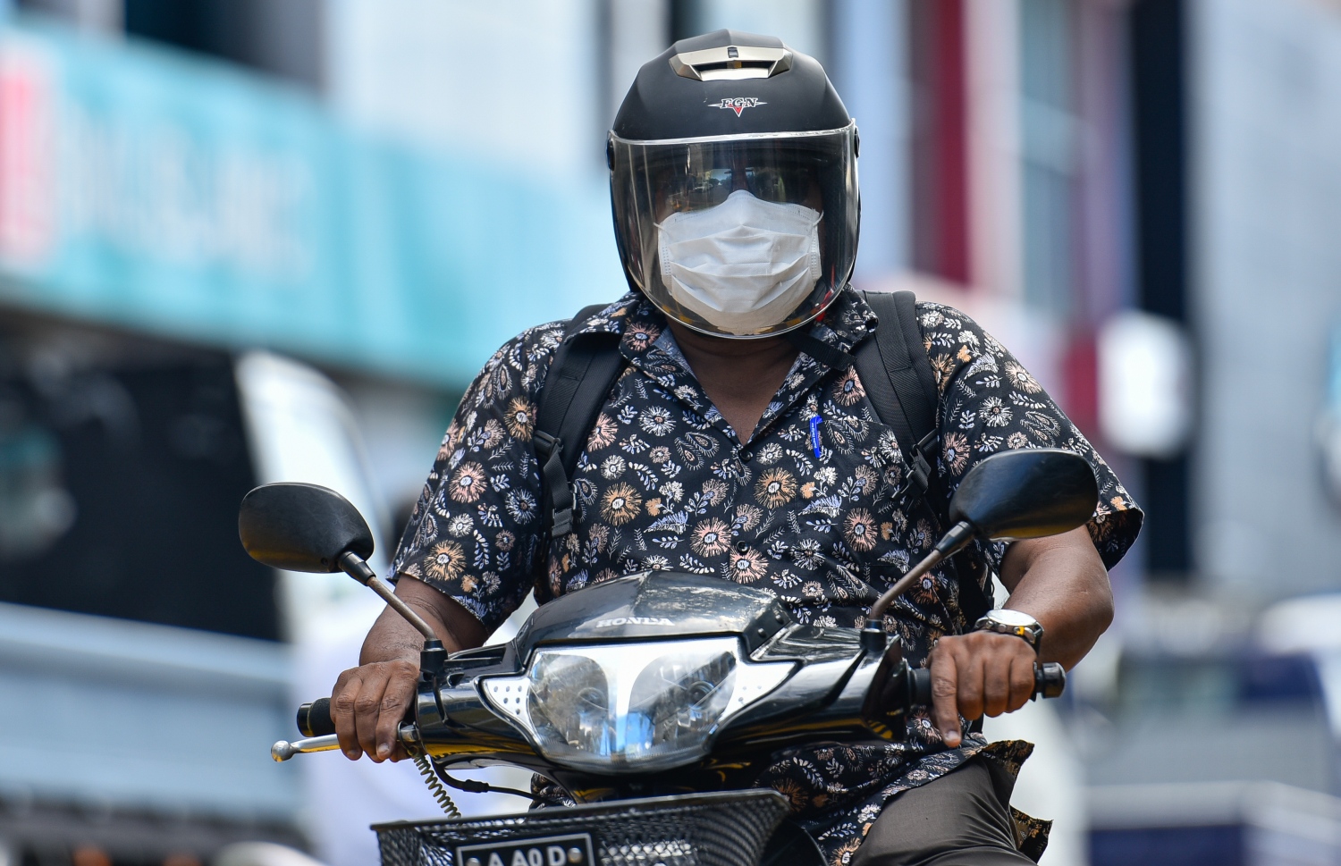 މާލެ: އޭޕްރިލް 20، 2020: ކޮވިޑް-19 އަށް ރާއްޖެއިން ޕޮޒިޓިވްވި މީހުންގެ އަދަދު ގިނަވުމާއި ގުޅިގެން ކުރިއަށް ވުރެ ގިނަ ބަޔަކު ބައްޔަށް ރައްކާތެރިވުމުގެ ގޮތުން މާސްކު އަޅައިގެން.-- ފޮޓޯ: އަހުމަދު އަވްޝަން /މިހާރު