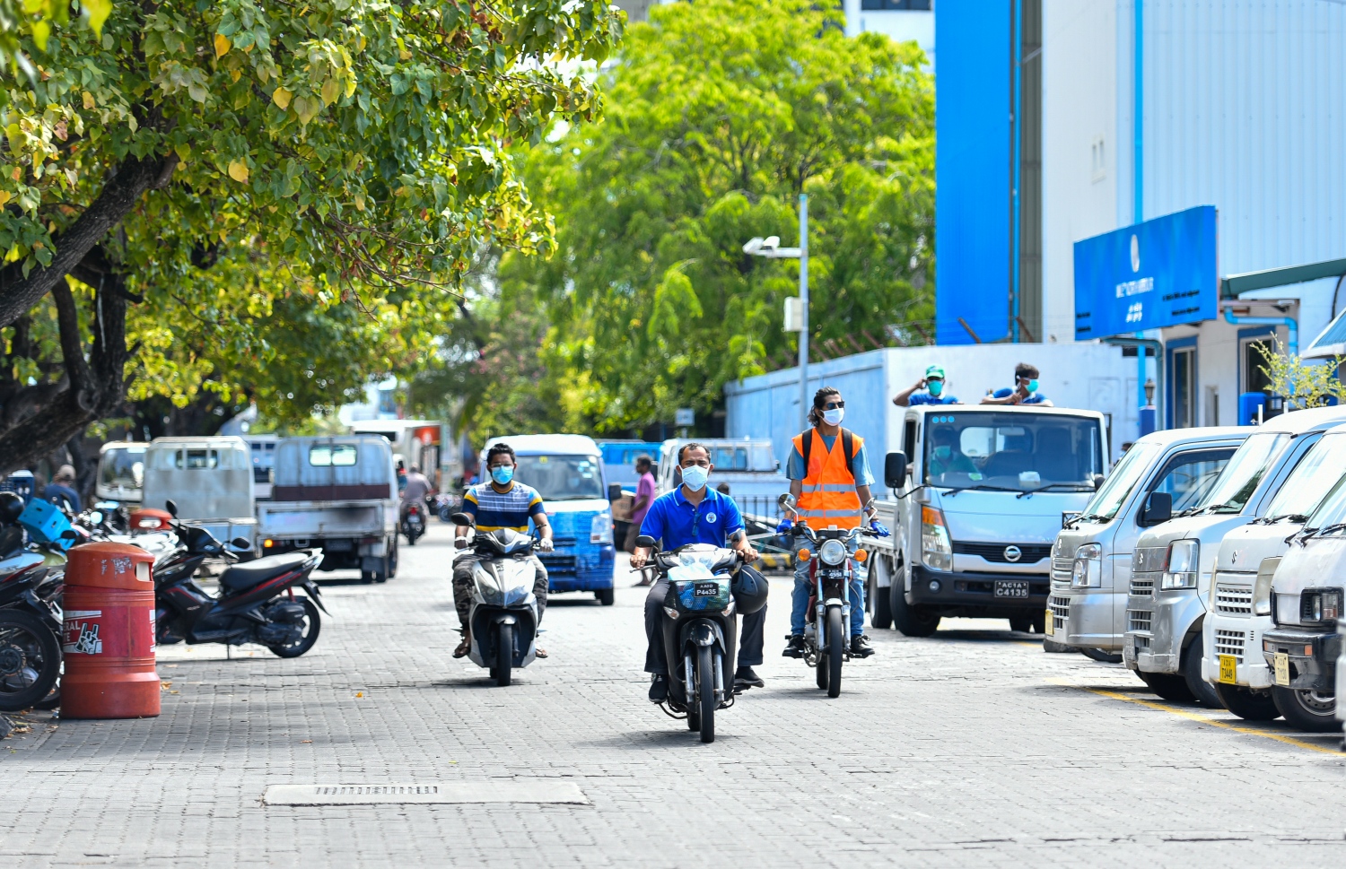 މާލެ: އޭޕްރިލް 20، 2020: ކޮވިޑް-19 އަށް ރާއްޖެއިން ޕޮޒިޓިވްވި މީހުންގެ އަދަދު ގިނަވުމާއި ގުޅިގެން ކުރިއަށް ވުރެ ގިނަ ބަޔަކު ބައްޔަށް ރައްކާތެރިވުމުގެ ގޮތުން މާސްކު އަޅައިގެން.-- ފޮޓޯ: އަހުމަދު އަވްޝަން /މިހާރު