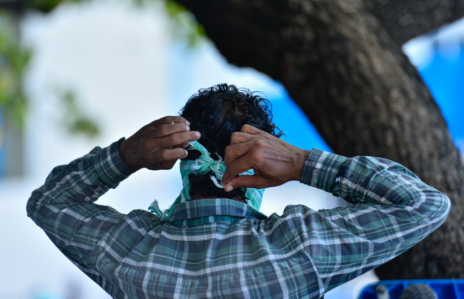 މާލެ: އޭޕްރިލް 20، 2020: ކޮވިޑް-19 އަށް ރާއްޖެއިން ޕޮޒިޓިވްވި މީހުންގެ އަދަދު ގިނަވުމާއި ގުޅިގެން ކުރިއަށް ވުރެ ގިނަ ބަޔަކު ބައްޔަށް ރައްކާތެރިވުމުގެ ގޮތުން މާސްކު އަޅައިގެން.-- ފޮޓޯ: އަހުމަދު އަވްޝަން /މިހާރު